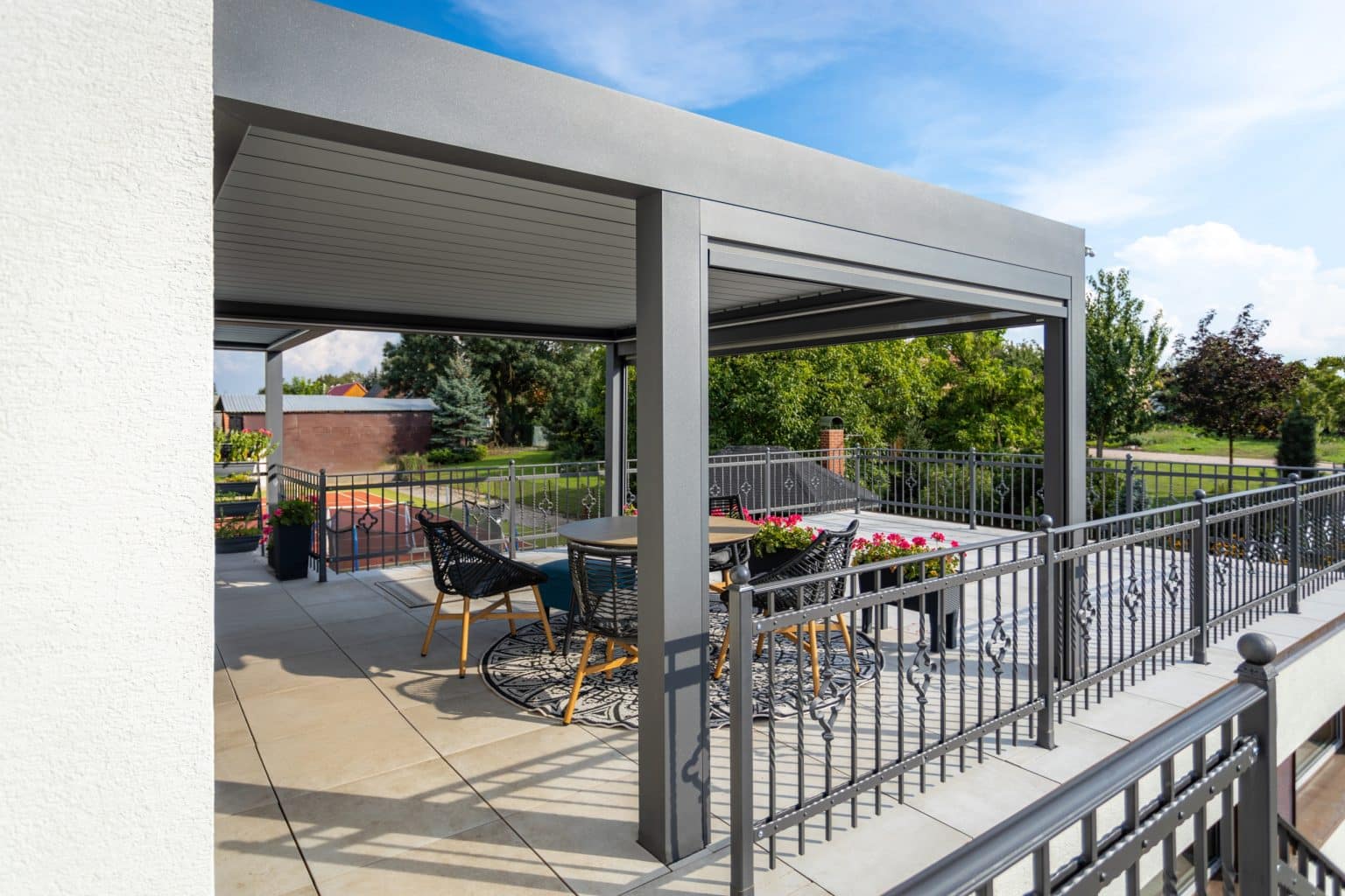 Bioklimatická pergola LAMARK přisazená ke stěně | Nové Město | Boční stínění - screenové rolety | Šedá antracitová barva | Dešťové čidlo | Větrné čidlo | Ovládání