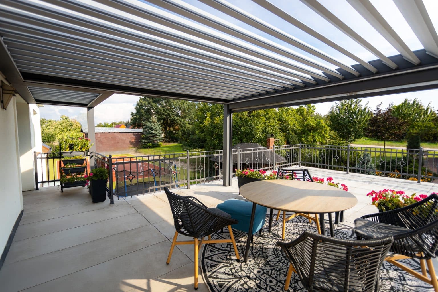 Bioklimatická pergola LAMARK přisazená ke stěně | Nové Město | Boční stínění - screenové rolety | Šedá antracitová barva | Dešťové čidlo | Větrné čidlo | Ovládání