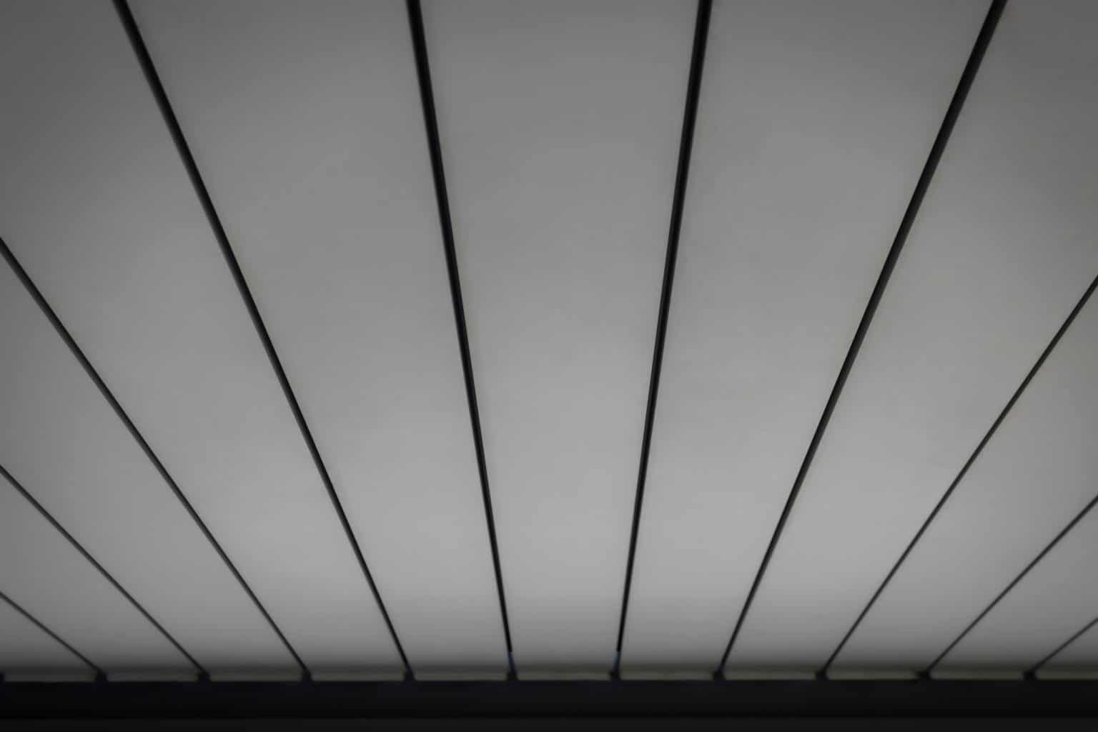 Detail zavřených lamel bioklimatické pergoly LAMARK | Nové Město | Boční stínění - screenové rolety | Šedá antracitová barva