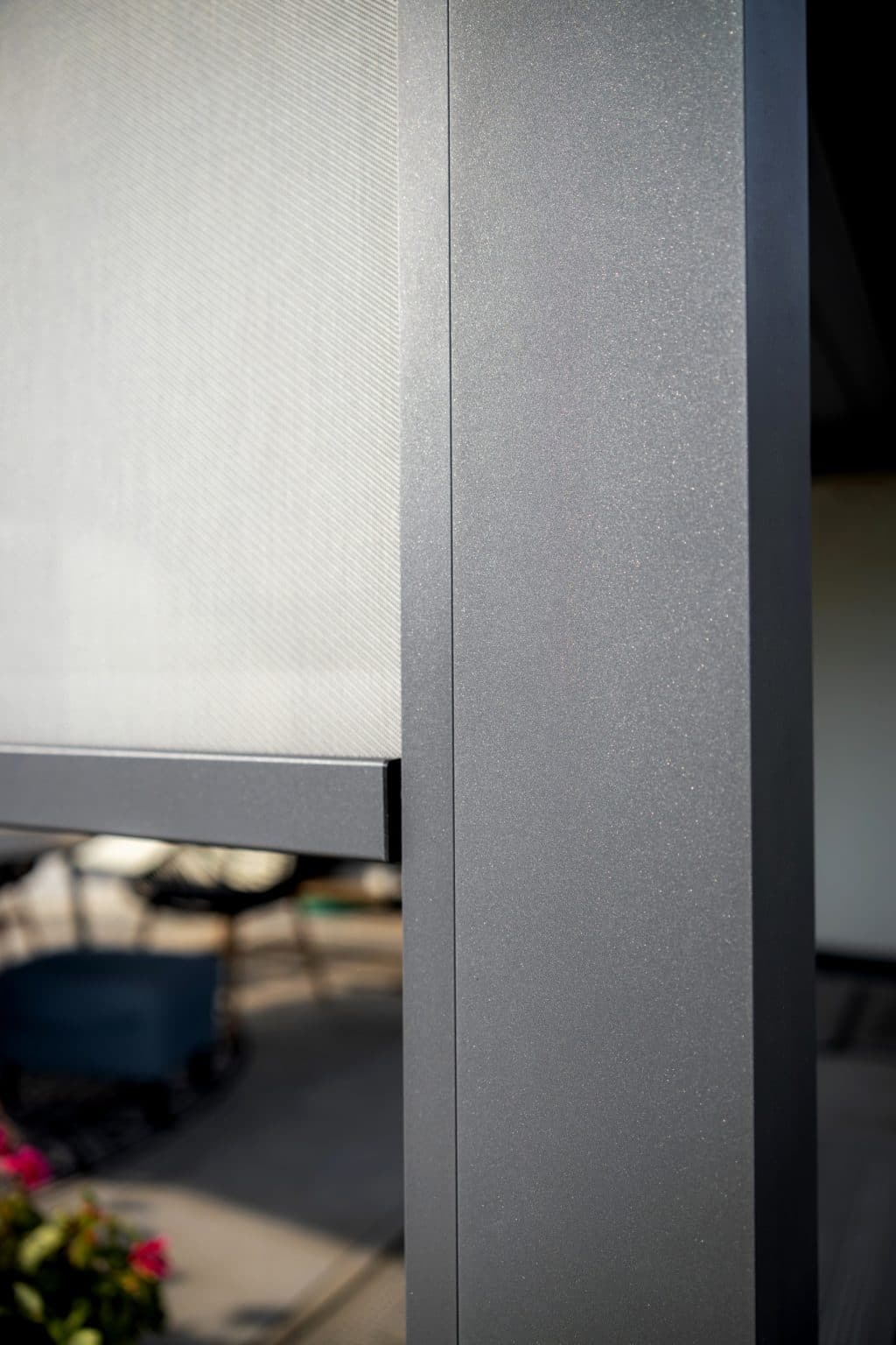 Detail screenových rolet | Bioklimatická pergola LAMARK přisazená ke stěně | Nové Město | Boční stínění | Šedá antracitová barva