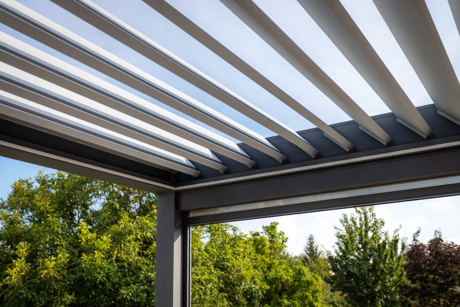 Detail otevřených lamel bioklimatické pergoly LAMARK | Nové Město | Boční stínění - screenové rolety | Šedá antracitová barva