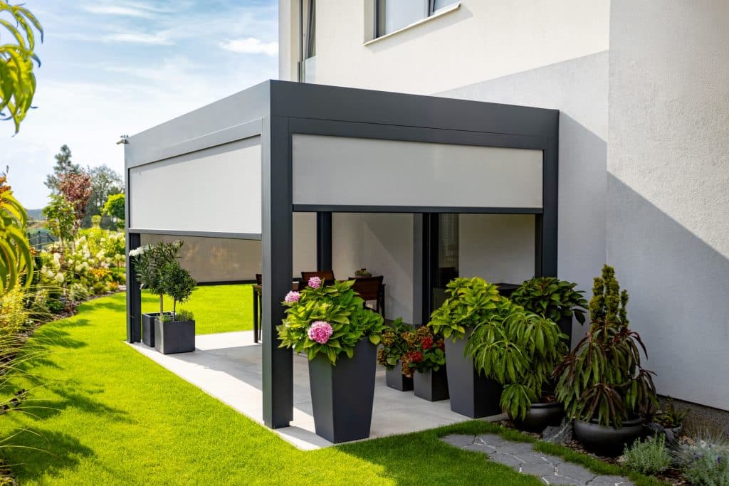 Bioklimatická samostatně stojící pergola LAMARK | Opatovice nad Labem | Boční stínění - screenové rolety | Šedá antracitová barva | Dešťové čidlo | Větrné čidlo | Ovládání