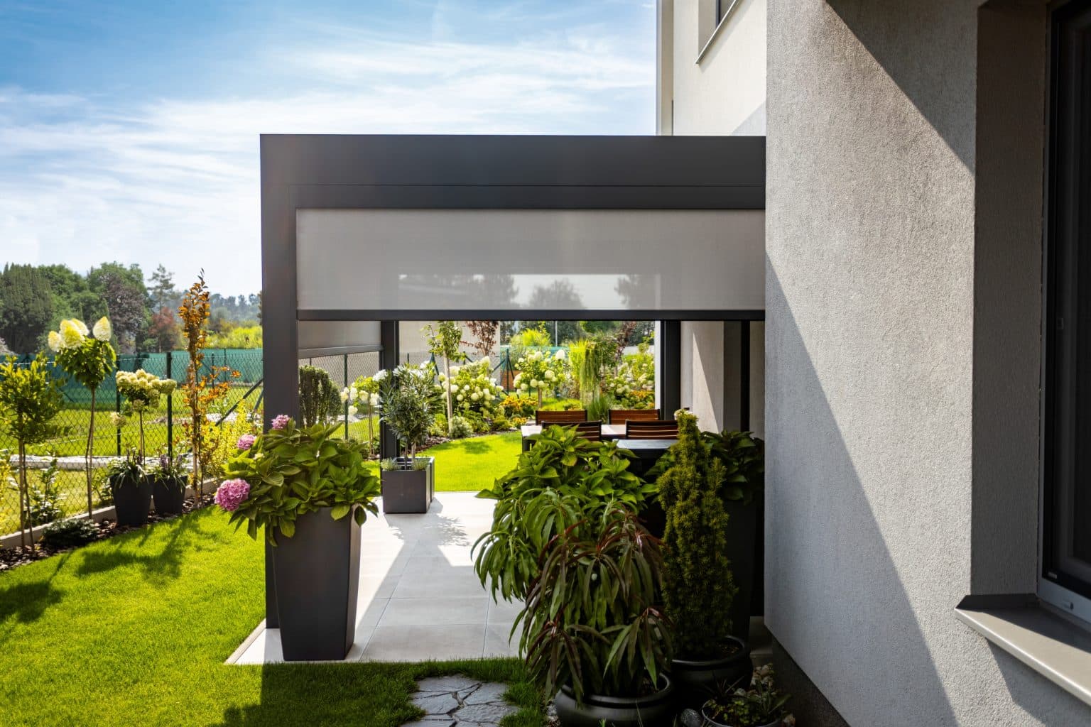 Bioklimatická samostatně stojící pergola LAMARK | Opatovice nad Labem | Boční stínění - screenové rolety | Šedá antracitová barva | Dešťové čidlo | Větrné čidlo | Ovládání