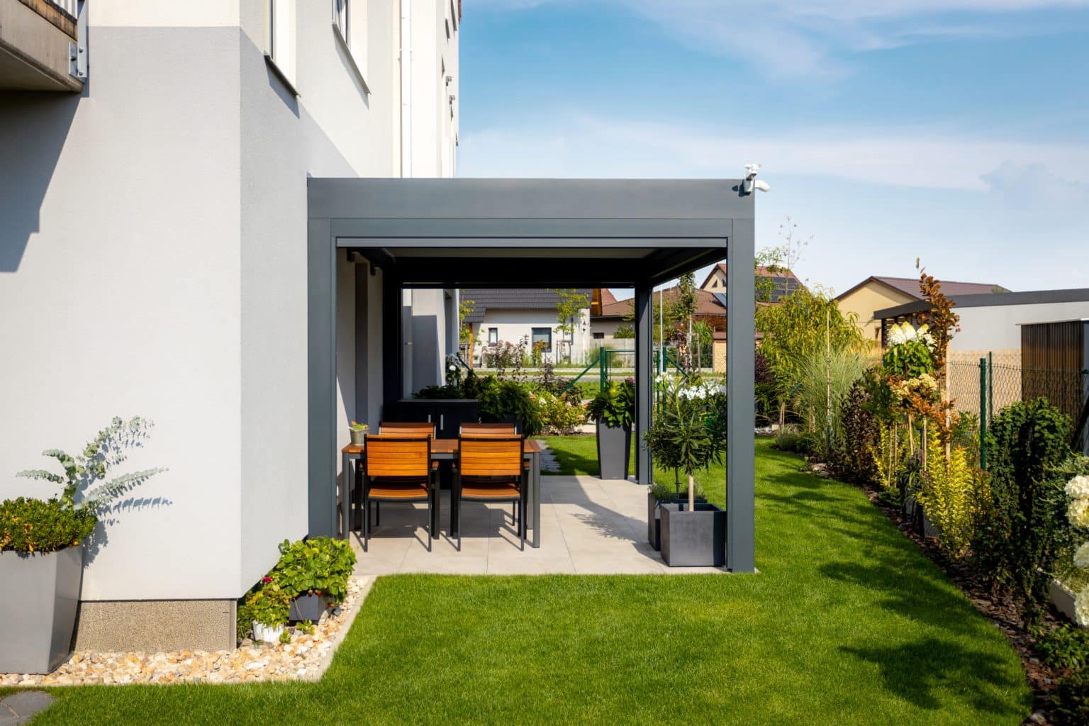 Bioklimatická samostatně stojící pergola LAMARK | Opatovice nad Labem | Boční stínění - screenové rolety | Šedá antracitová barva | Dešťové čidlo | Větrné čidlo | Ovládání