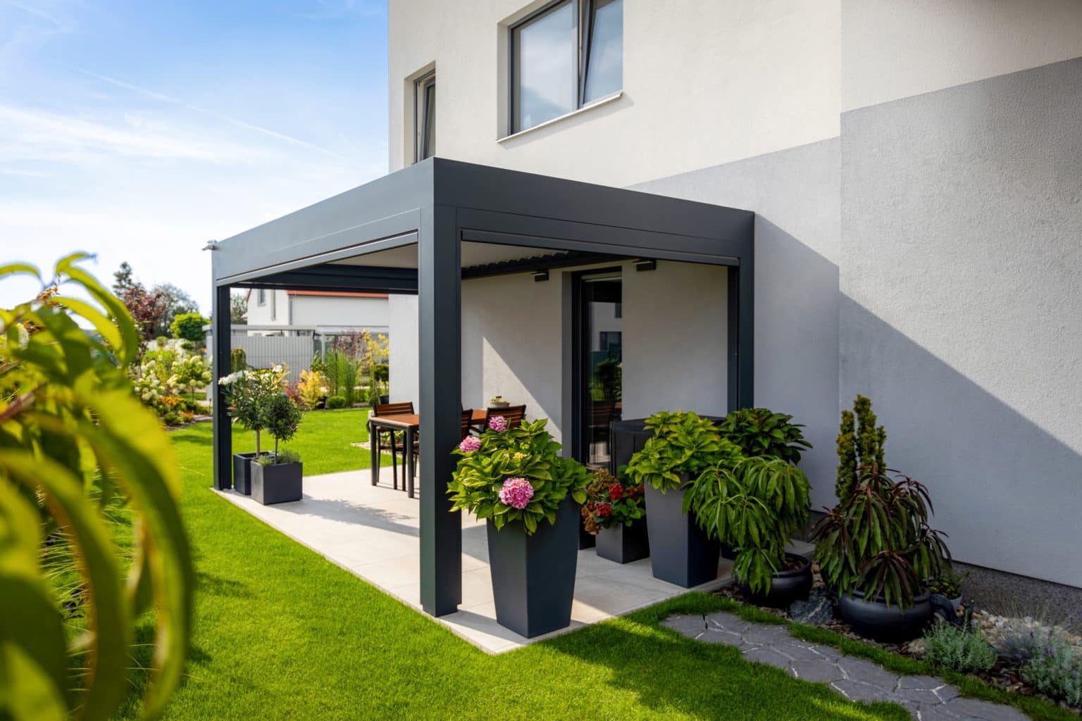 Bioklimatická samostatně stojící pergola LAMARK | Opatovice nad Labem | Boční stínění - screenové rolety | Šedá antracitová barva | Dešťové čidlo | Větrné čidlo | Ovládání