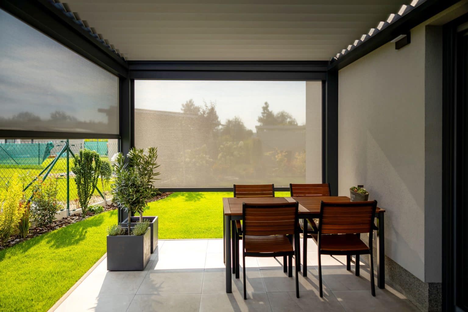 Bioklimatická samostatně stojící pergola LAMARK | Opatovice nad Labem | Boční stínění - screenové rolety | Šedá antracitová barva | Dešťové čidlo | Větrné čidlo | Ovládání