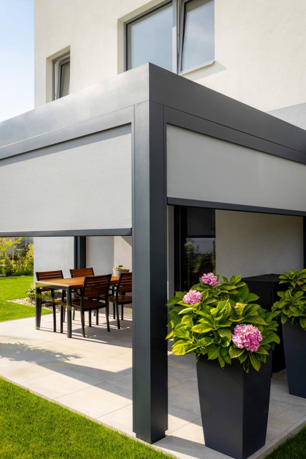Detail sloupu bioklimatické samostatně stojící pergoly LAMARK | Opatovice nad Labem | Boční stínění - screenové rolety | Šedá antracitová barva