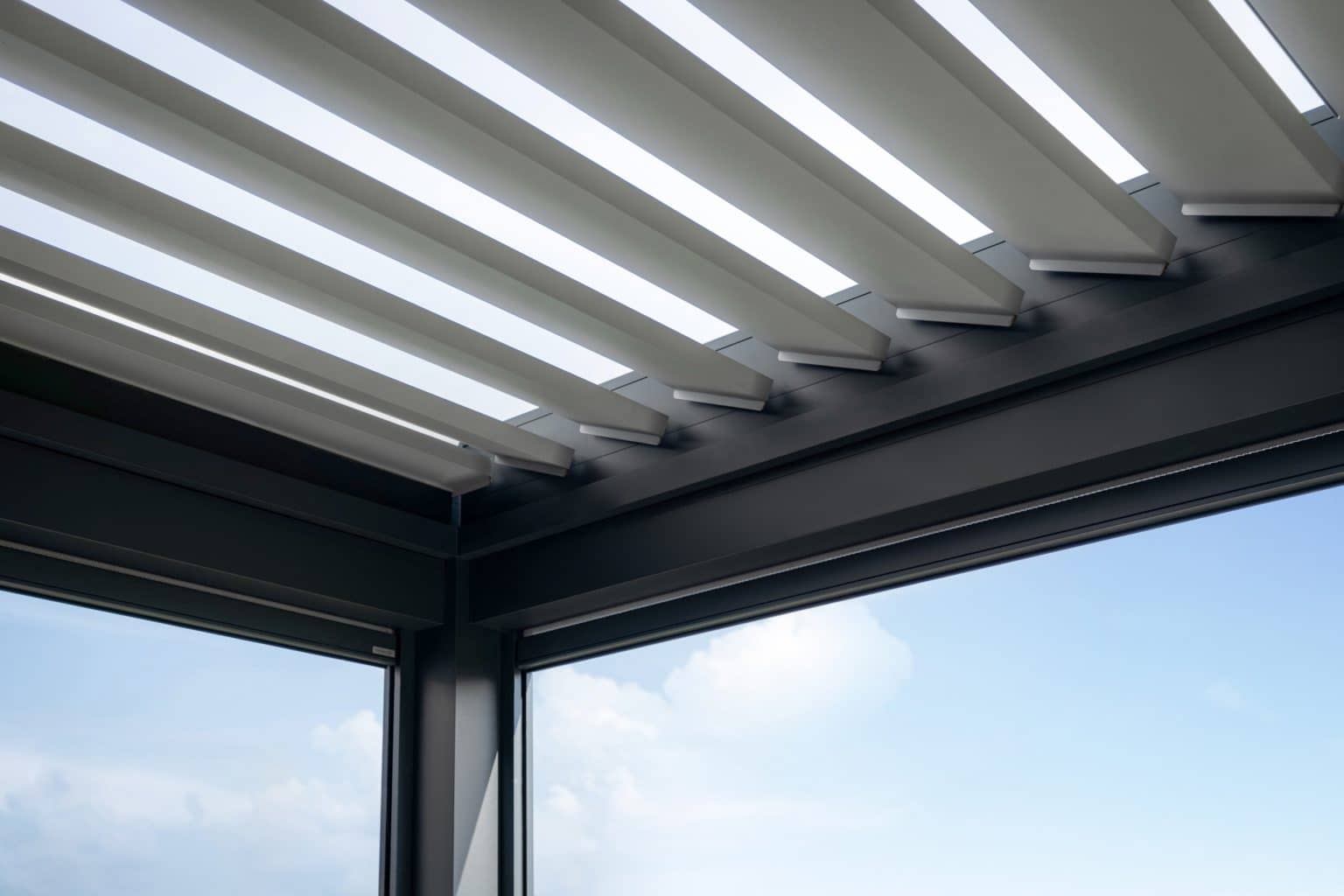 Detail lamel bioklimatické samostatně stojící pergoly LAMARK | Opatovice nad Labem | Boční stínění - screenové rolety | Šedá antracitová barva