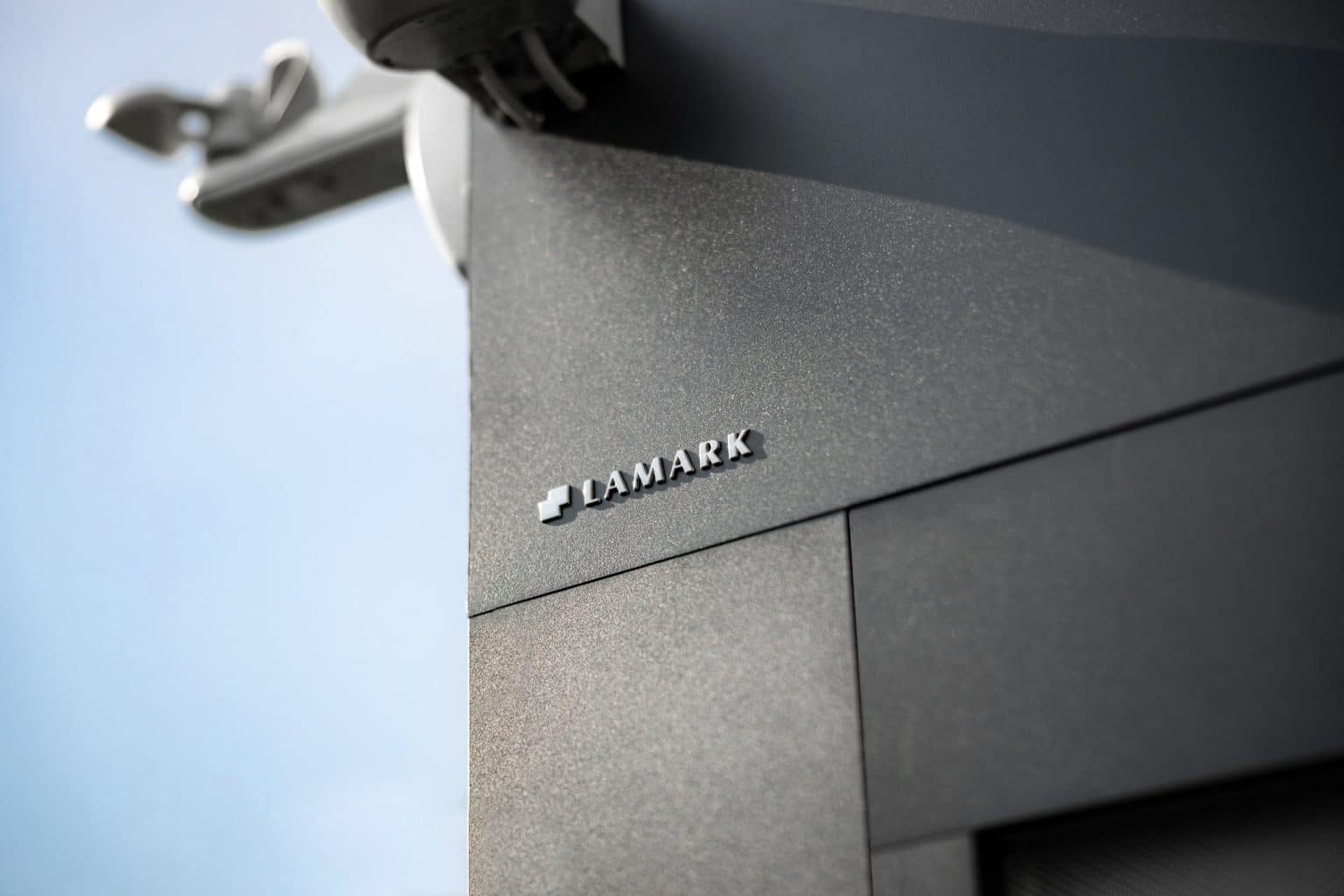 Detail loga LAMARK na bioklimatické pergole | Opatovice nad Labem | Boční stínění - screenové rolety | Šedá antracitová barva | Dešťové čidlo | Větrné čidlo | Ovládání