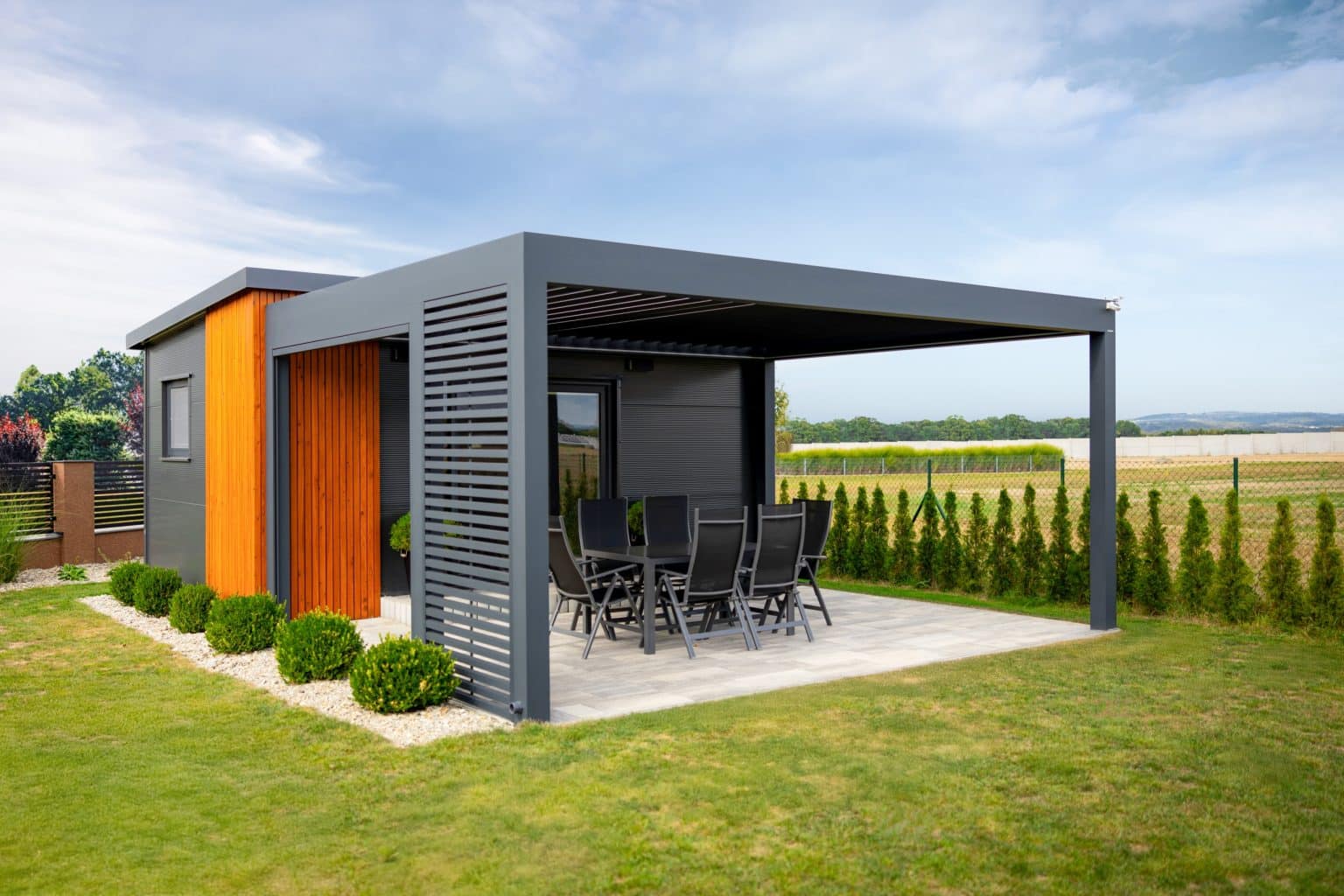 Bioklimatická samostatně stojící pergola LAMARK | Opočno | Boční stínění - pevné stínění z hliníku a screenová roleta | Šedá antracitová barva | Dešťové čidlo | Větrné čidlo | Ovládání