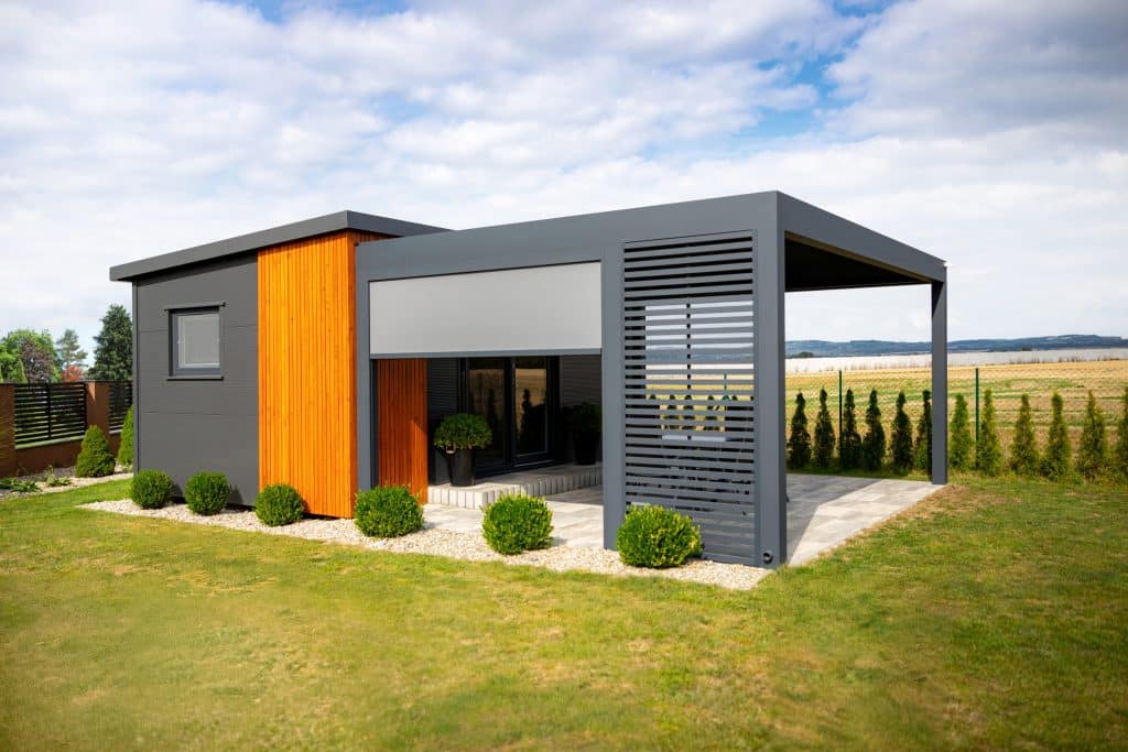 Bioklimatická samostatně stojící pergola LAMARK | Opočno | Boční stínění - pevné stínění z hliníku a screenová roleta | Šedá antracitová barva | Dešťové čidlo | Větrné čidlo | Ovládání