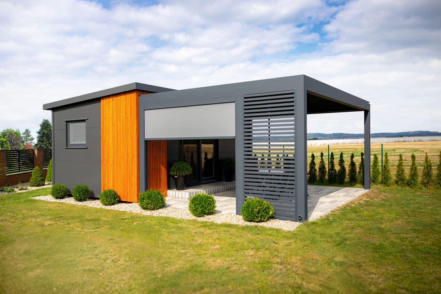 Bioklimatická samostatně stojící pergola LAMARK | Opočno | Boční stínění - pevné stínění z hliníku a screenová roleta | Šedá antracitová barva | Dešťové čidlo | Větrné čidlo | Ovládání