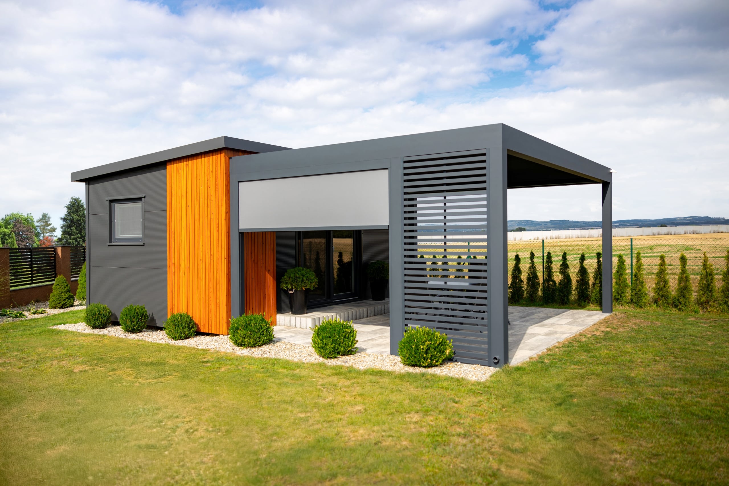 Bioklimatická samostatně stojící pergola LAMARK | Opočno | Boční stínění - pevné stínění z hliníku a screenová roleta | Šedá antracitová barva | Dešťové čidlo | Větrné čidlo | Ovládání