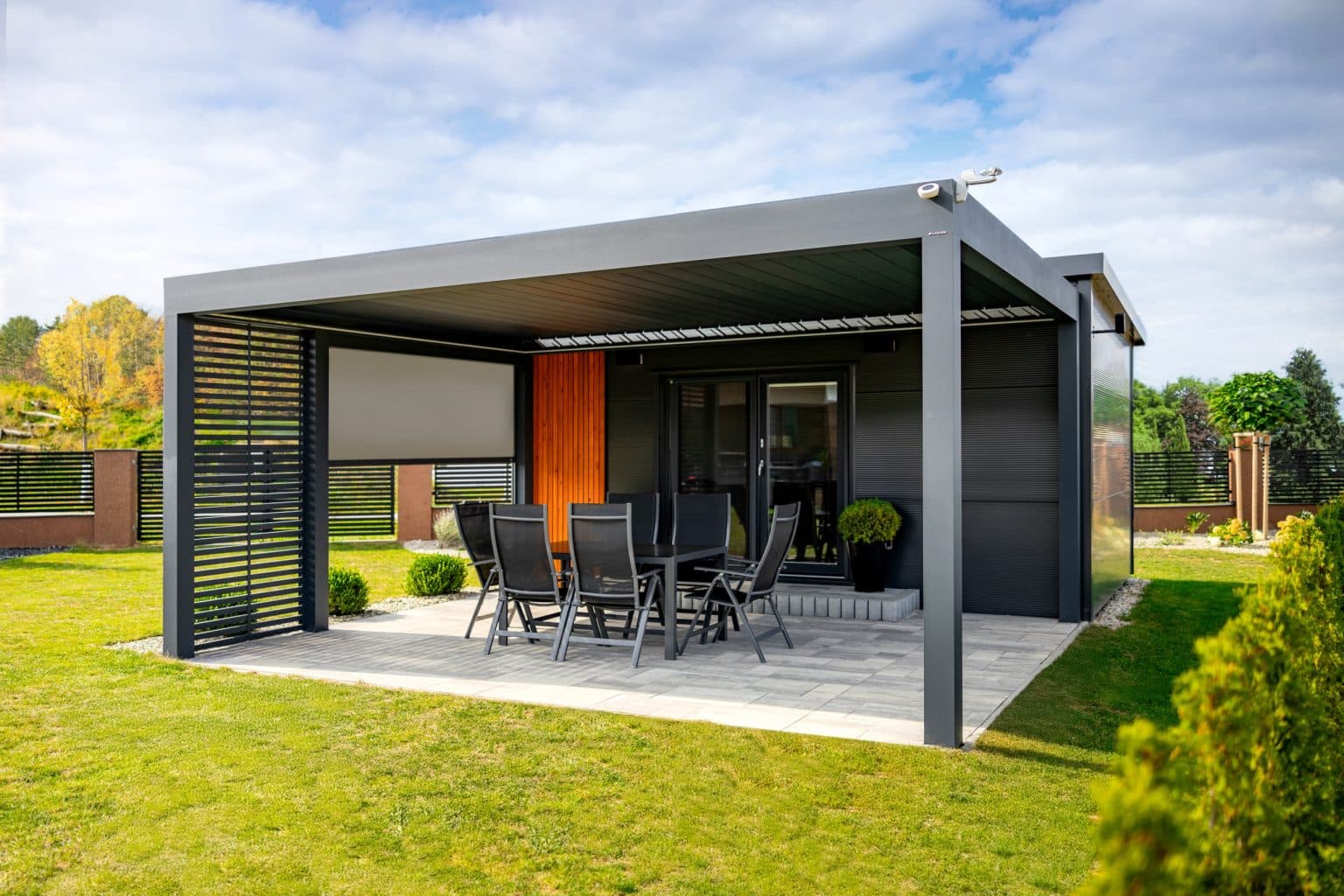 Bioklimatická samostatně stojící pergola LAMARK | Opočno | Boční stínění - pevné stínění z hliníku a screenová roleta | Šedá antracitová barva | Dešťové čidlo | Větrné čidlo | Ovládání