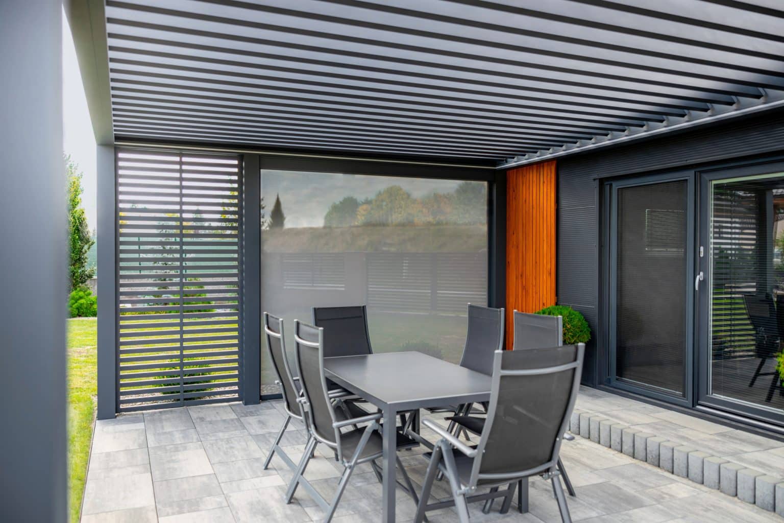 Bioklimatická samostatně stojící pergola LAMARK | Opočno | Boční stínění - pevné stínění z hliníku a screenová roleta | Šedá antracitová barva | Dešťové čidlo | Větrné čidlo | Ovládání