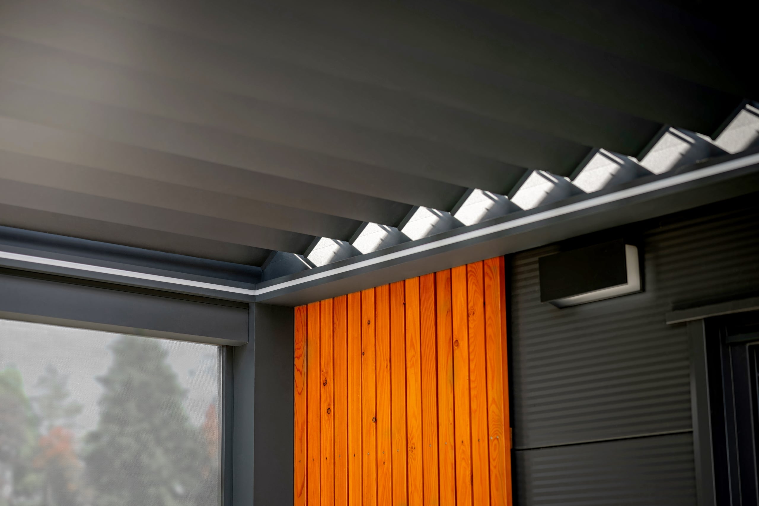 Detail bioklimatické samostatně stojící pergoly LAMARK | Opočno | Boční stínění - pevné stínění z hliníku a screenová roleta | Šedá antracitová barva | Dešťové čidlo | Větrné čidlo | Ovládání