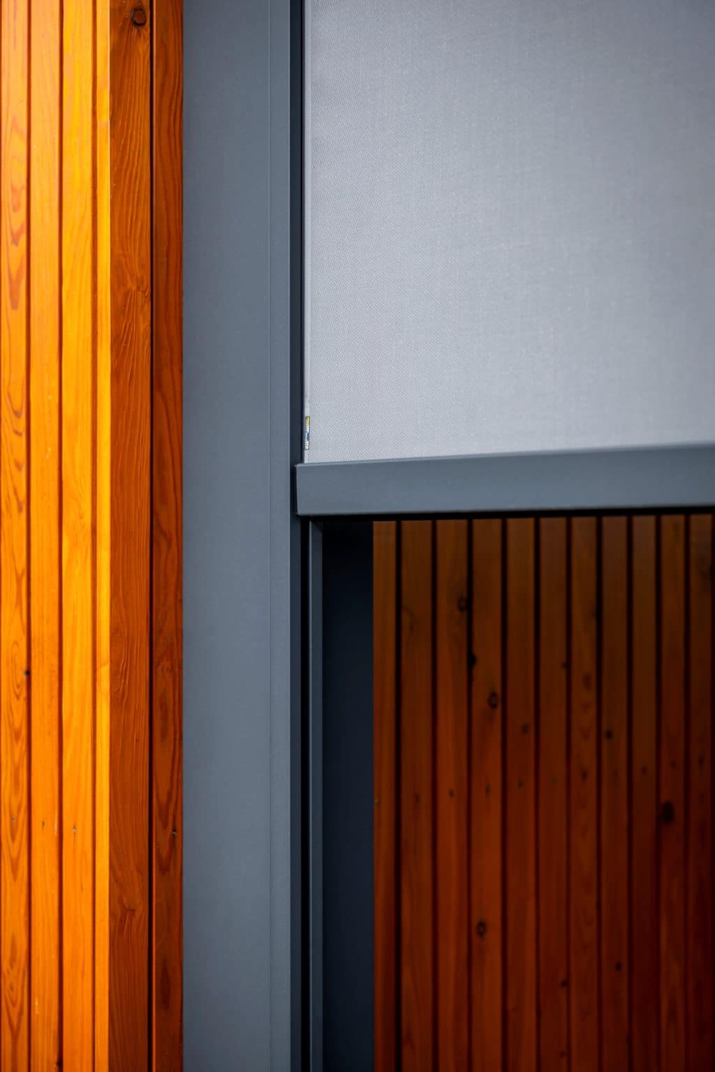 Detail screenové rolety | Bioklimatická samostatně stojící pergola LAMARK | Opočno | Šedá antracitová barva