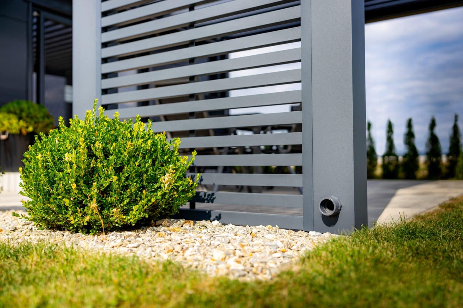 Detail pevného bočního stínění z hliníku | Bioklimatická samostatně stojící pergola LAMARK | Opočno | Šedá antracitová barva