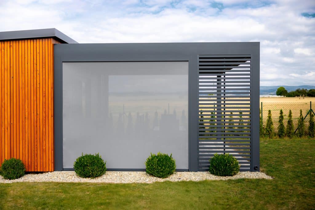 Boční stínění - pevné stínění z hliníku a screenová roleta | Bioklimatická samostatně stojící pergola LAMARK | Opočno | Šedá antracitová barva | Dešťové čidlo | Větrné čidlo | Ovládání