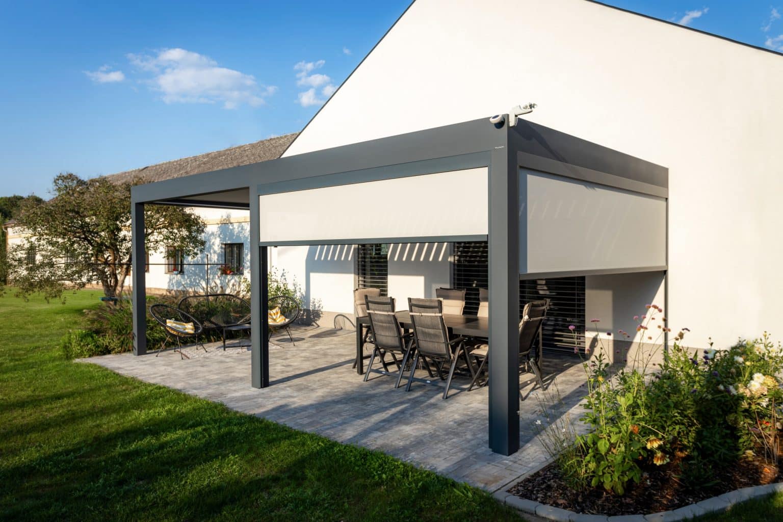 Bioklimatická pergola LAMARK přisazená ke stěně | Předměřice nad Labem | Boční stínění - screenové rolety | Šedá antracitová barva | Dešťové čidlo | Větrné čidlo | Ovládání