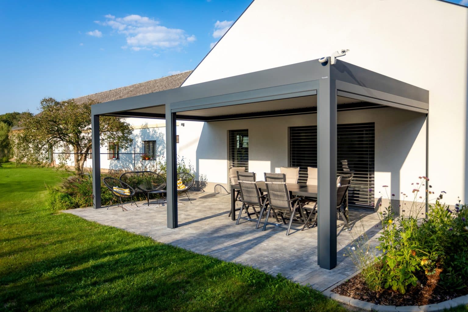 Bioklimatická pergola LAMARK přisazená ke stěně | Předměřice nad Labem | Boční stínění - screenové rolety | Šedá antracitová barva | Dešťové čidlo | Větrné čidlo | Ovládání