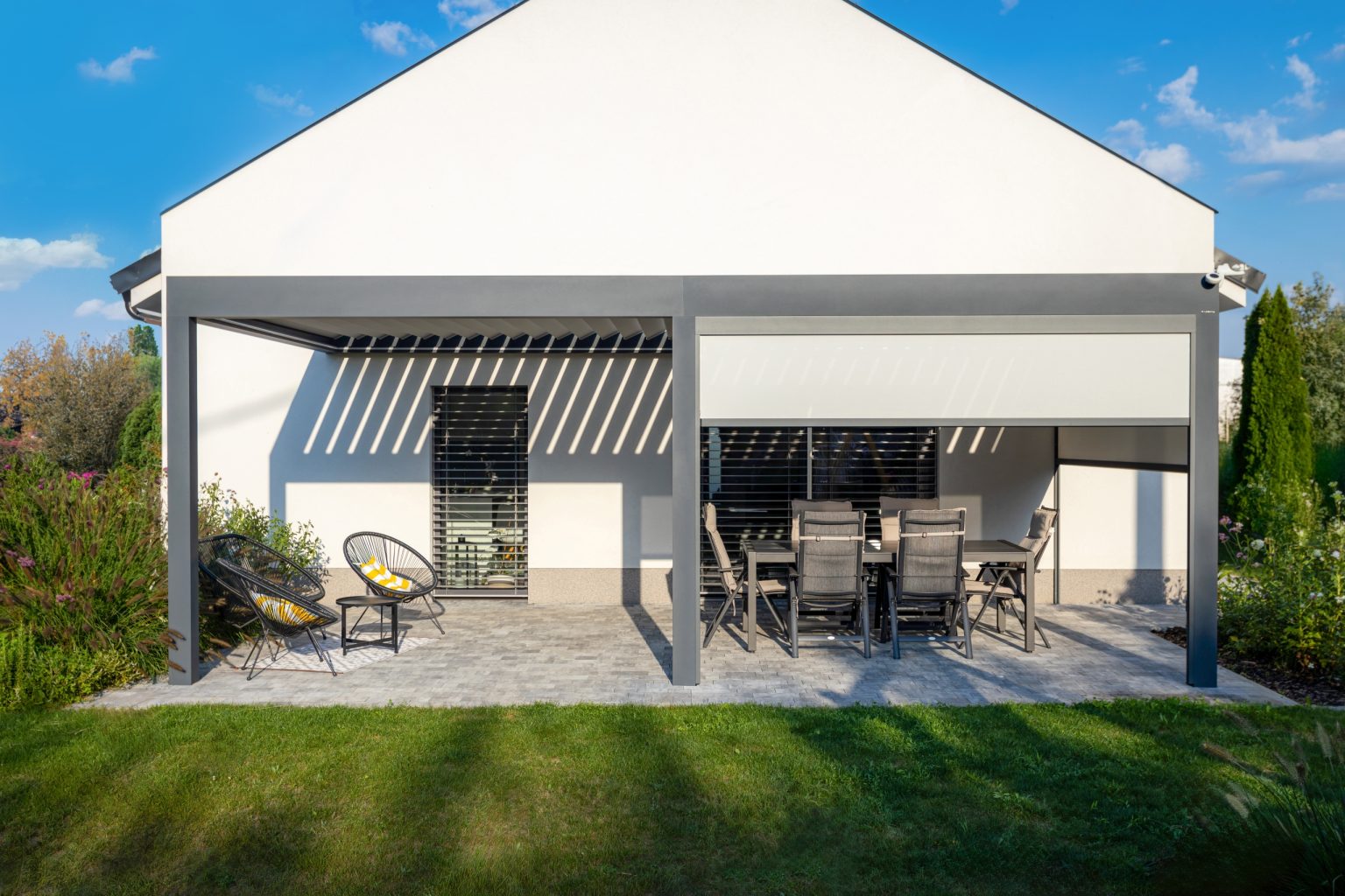 Bioklimatická pergola LAMARK přisazená ke stěně | Předměřice nad Labem | Boční stínění - screenové rolety | Šedá antracitová barva | Dešťové čidlo | Větrné čidlo | Ovládání