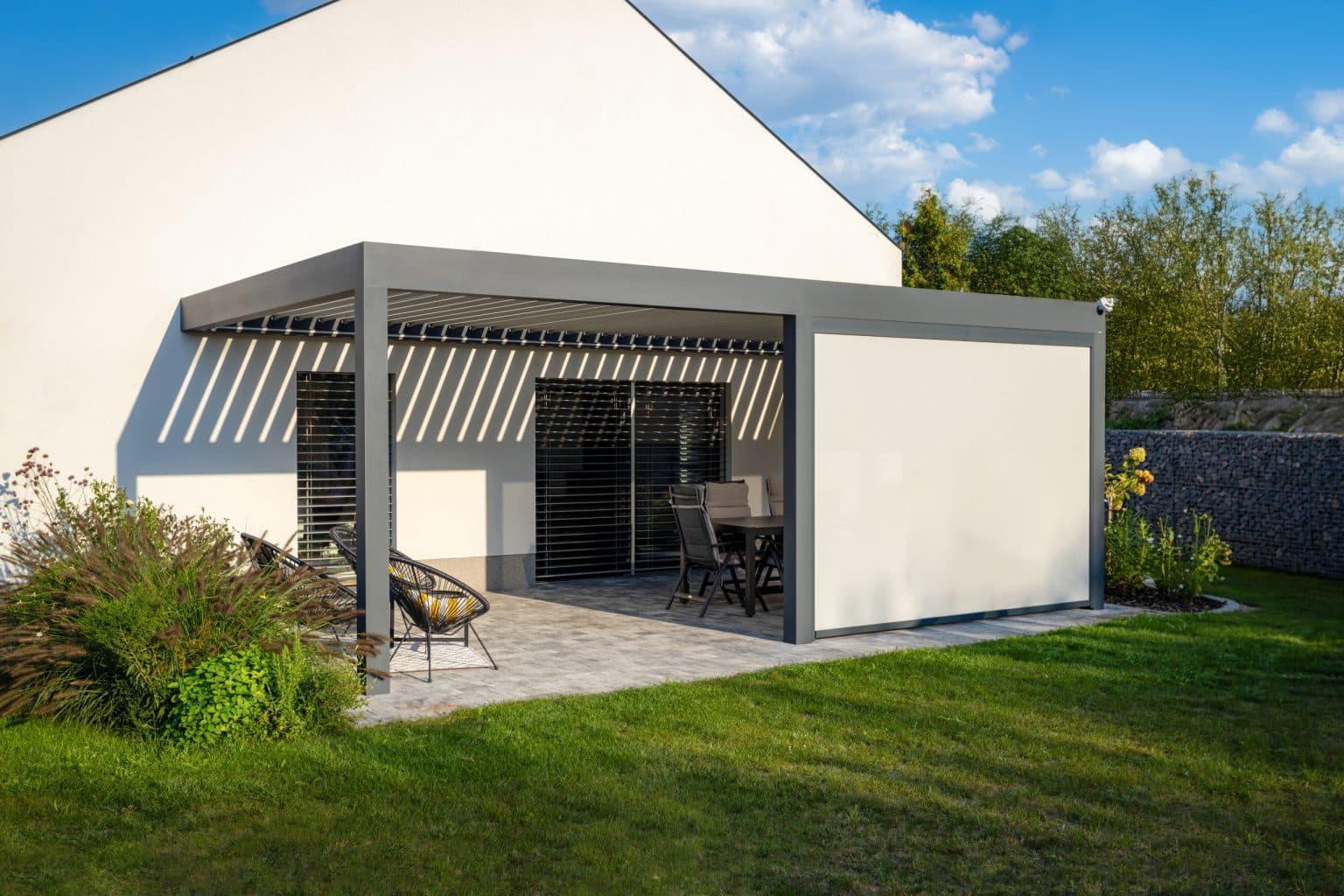 Bioklimatická pergola LAMARK přisazená ke stěně | Předměřice nad Labem | Boční stínění - screenové rolety | Šedá antracitová barva | Dešťové čidlo | Větrné čidlo | Ovládání