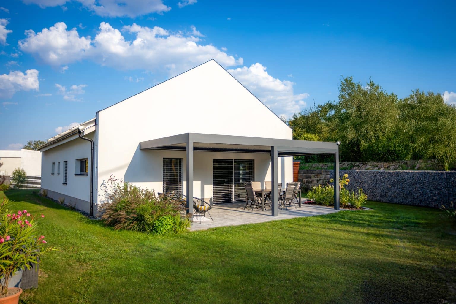 Bioklimatická pergola LAMARK přisazená ke stěně | Předměřice nad Labem | Boční stínění - screenové rolety | Šedá antracitová barva | Dešťové čidlo | Větrné čidlo | Ovládání