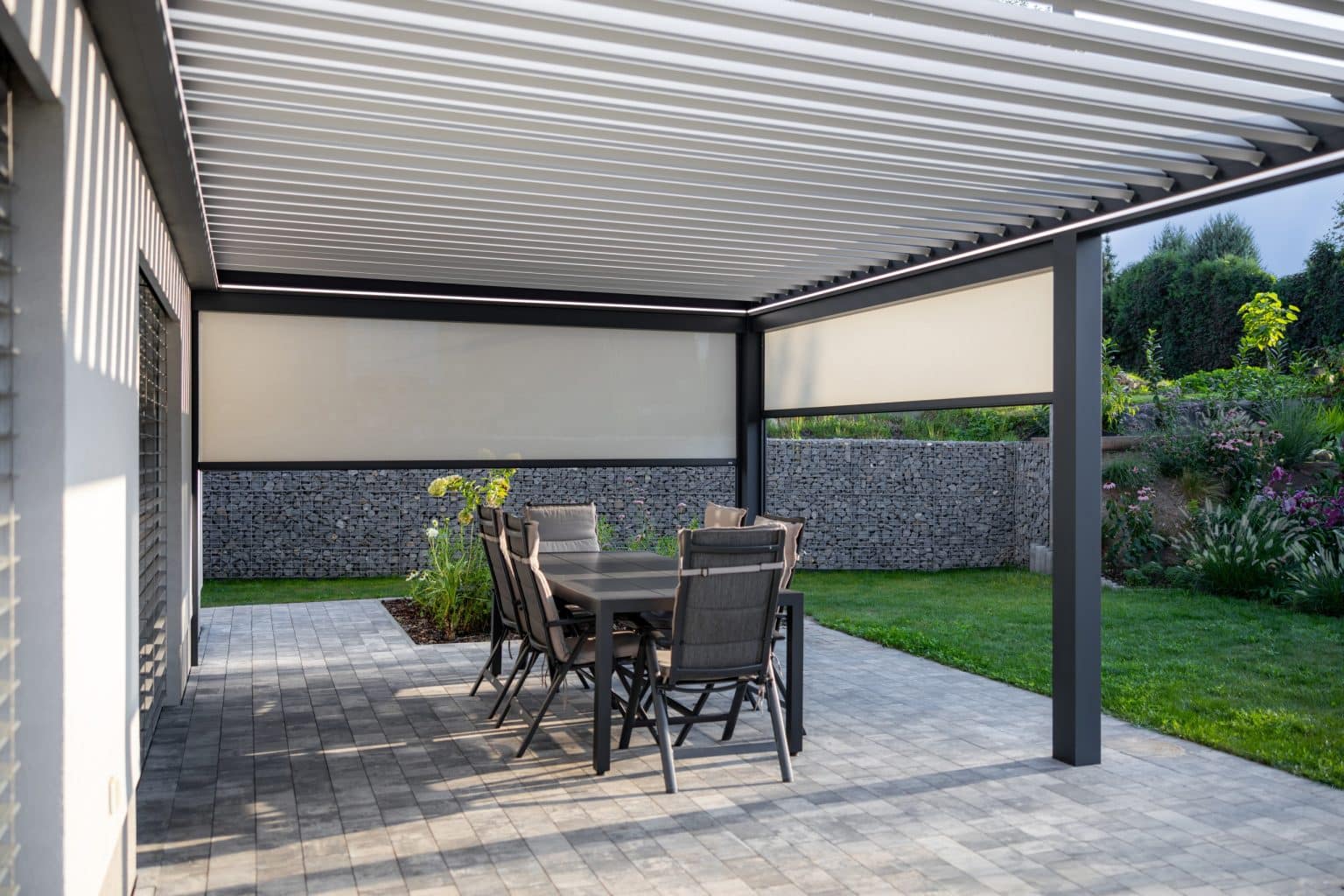 Bioklimatická pergola LAMARK přisazená ke stěně | Předměřice nad Labem | Boční stínění - screenové rolety | Šedá antracitová barva | Dešťové čidlo | Větrné čidlo | Ovládání