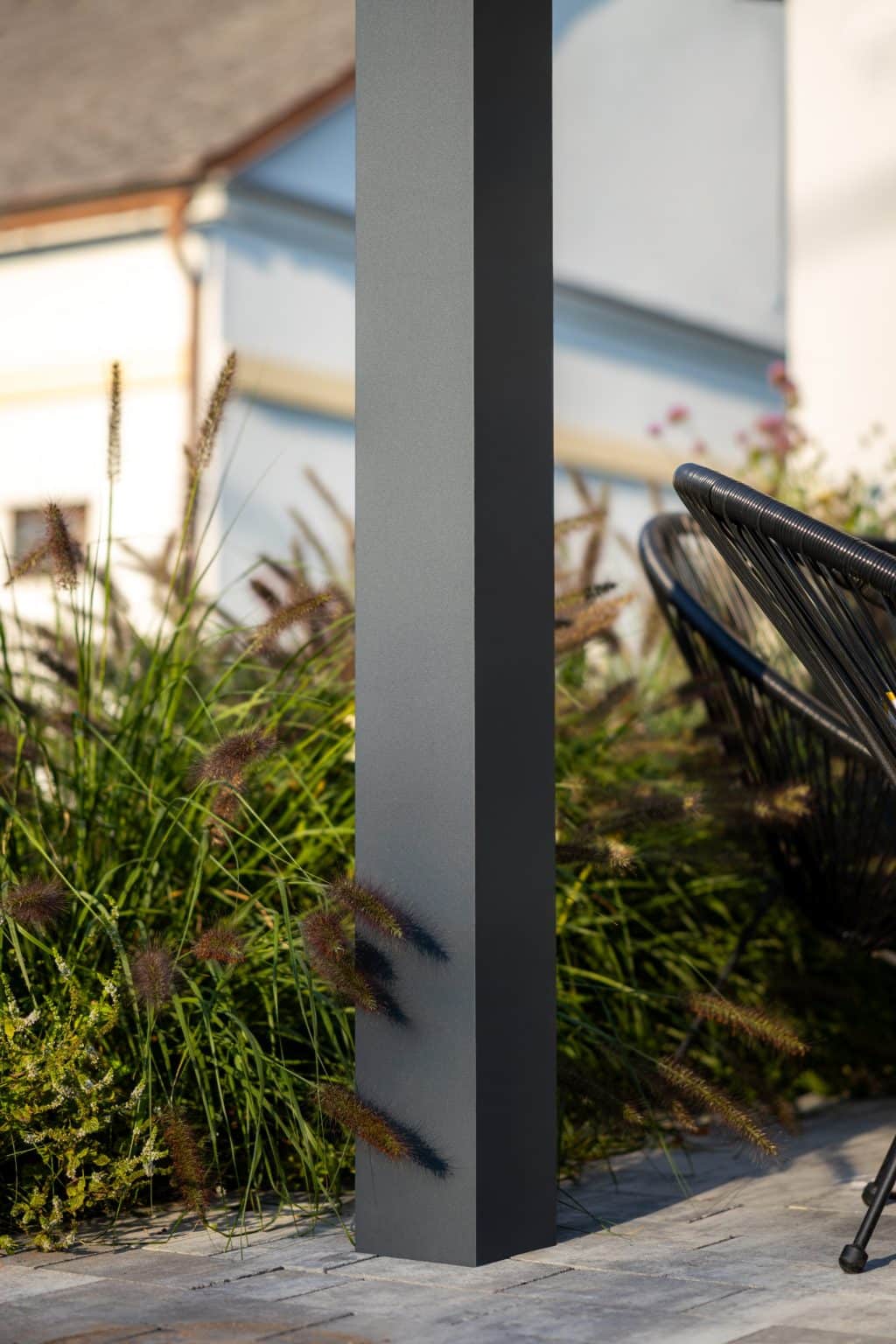 Detail sloupu bioklimatické pergoly LAMARK | Pergola přisazená ke stěně | Předměřice nad Labem | Boční stínění - screenové rolety | Šedá antracitová barva | Dešťové čidlo | Větrné čidlo | Ovládání