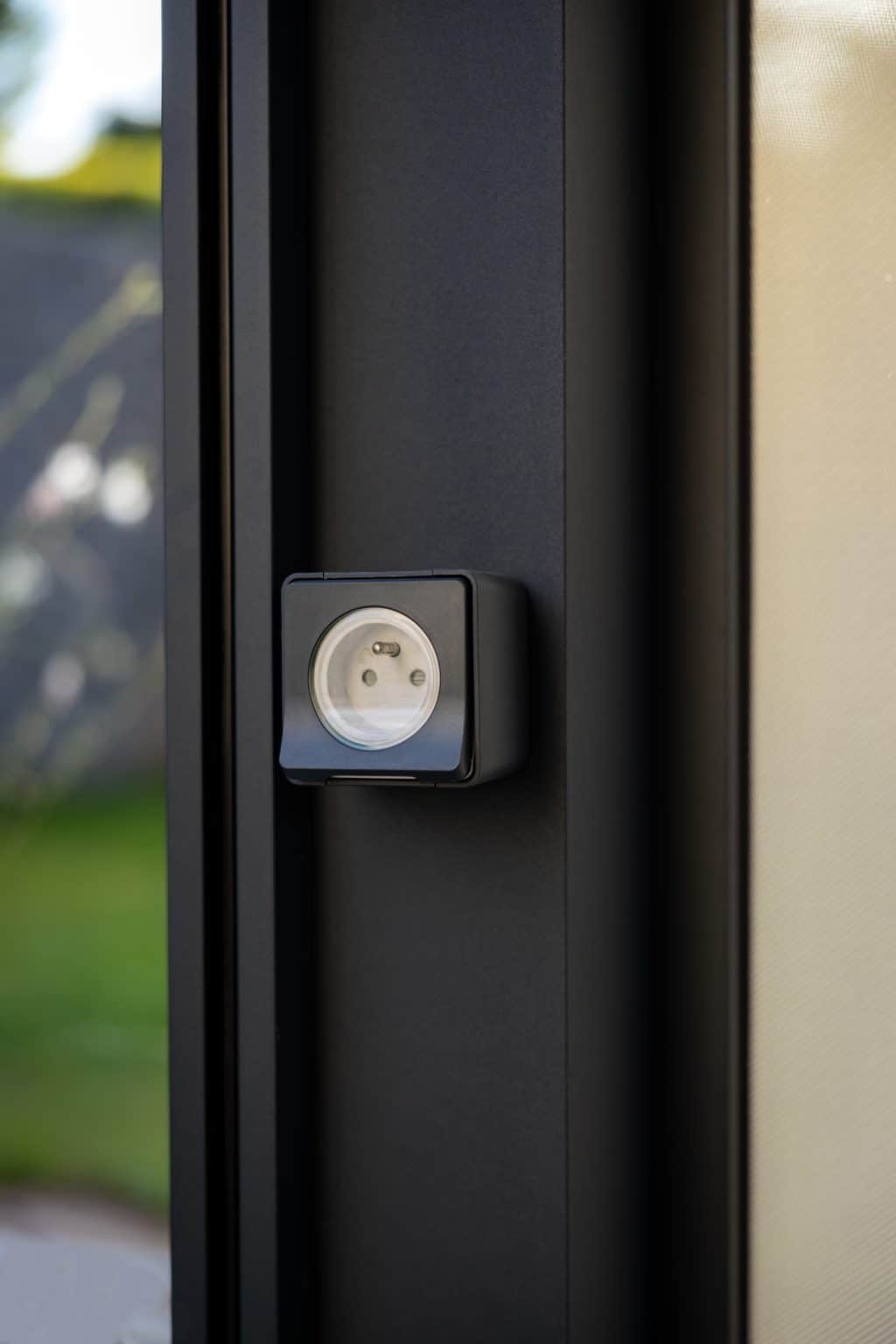 Detail zásuvky v bioklimatické pergole LAMARK | Pergola přisazená ke stěně | Předměřice nad Labem | Boční stínění - screenové rolety | Šedá antracitová barva | Dešťové čidlo | Větrné čidlo | Ovládání