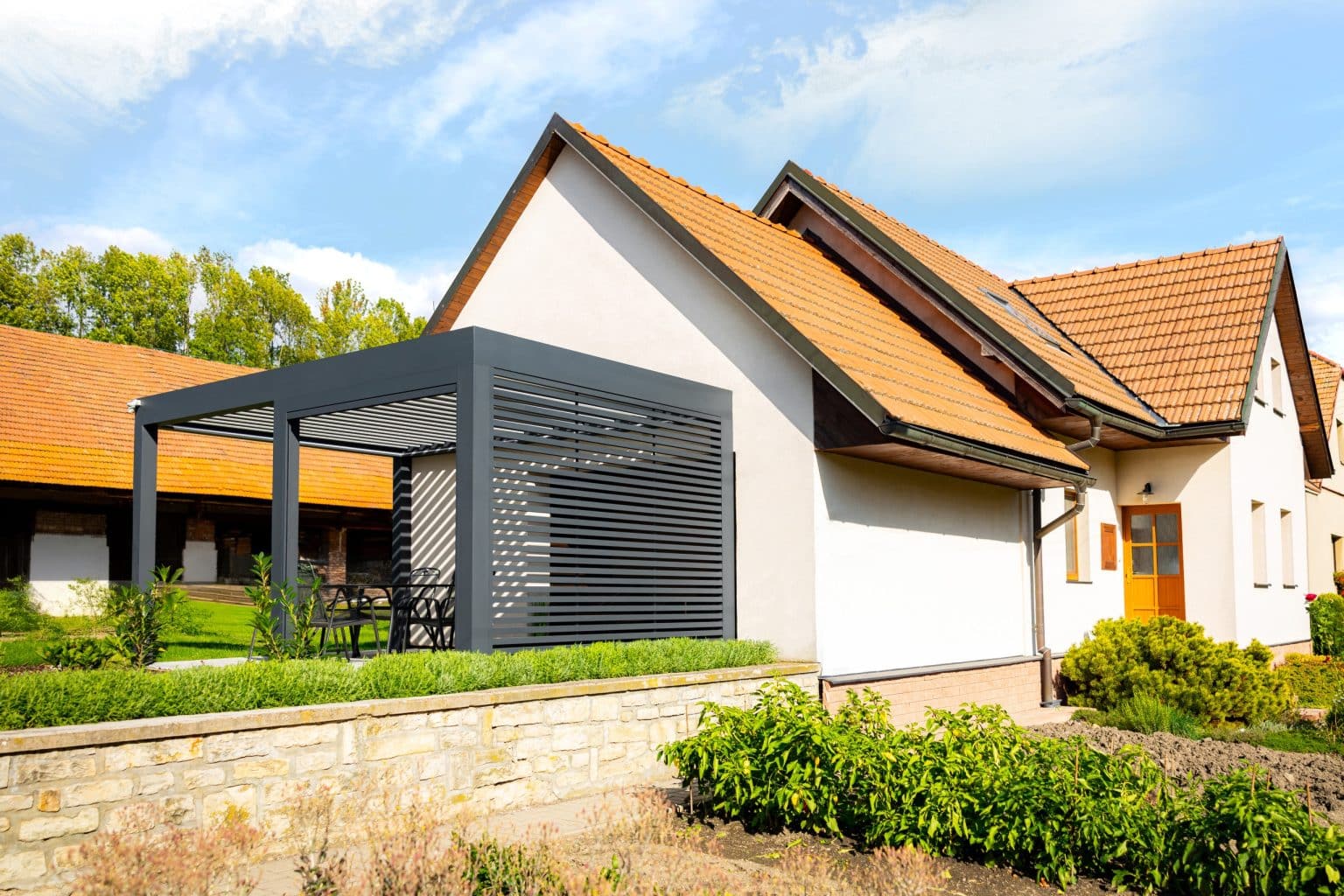 Bioklimatická samostatně stojící pergola LAMARK | Tisová | Boční stínění - pevné stínění z hliníku a screenová roleta | Šedá antracitová barva | Dešťové čidlo | Větrné čidlo | Ovládání