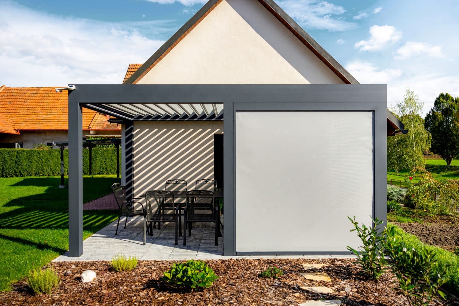 Bioklimatická samostatně stojící pergola LAMARK | Tisová | Boční stínění - pevné stínění z hliníku a screenová roleta | Šedá antracitová barva | Dešťové čidlo | Větrné čidlo | Ovládání