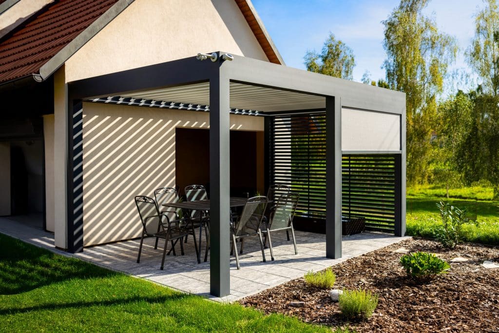 Bioklimatická samostatně stojící pergola LAMARK | Tisová | Boční stínění - pevné stínění z hliníku a screenová roleta | Šedá antracitová barva | Dešťové čidlo | Větrné čidlo | Ovládání