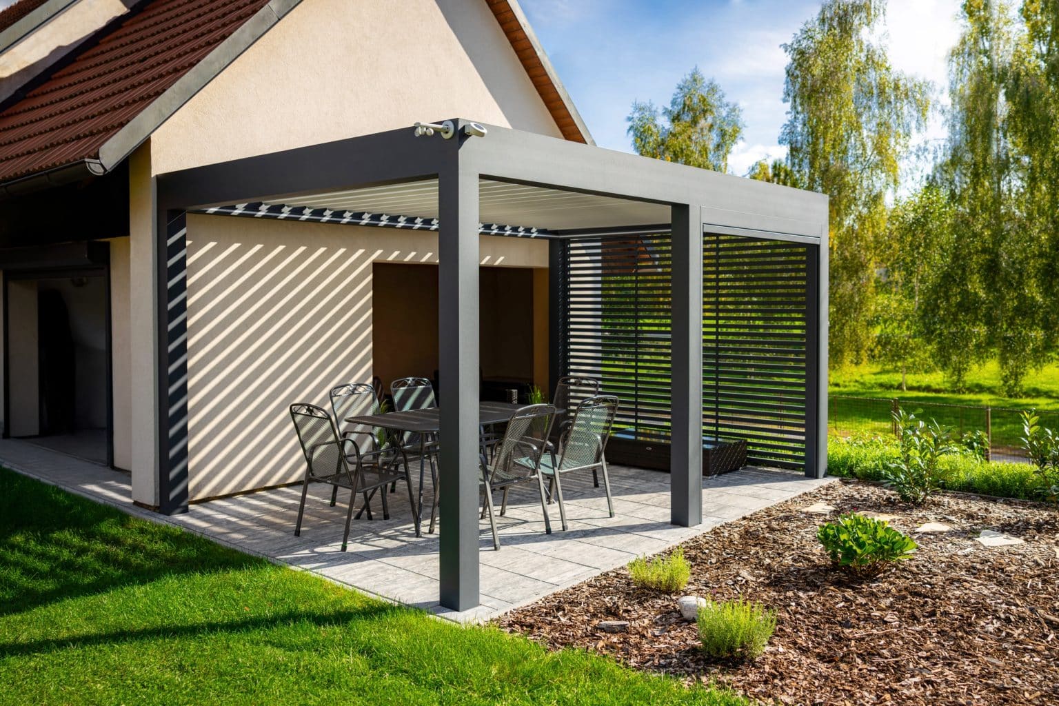 Bioklimatická samostatně stojící pergola LAMARK | Tisová | Boční stínění - pevné stínění z hliníku a screenová roleta | Šedá antracitová barva | Dešťové čidlo | Větrné čidlo | Ovládání