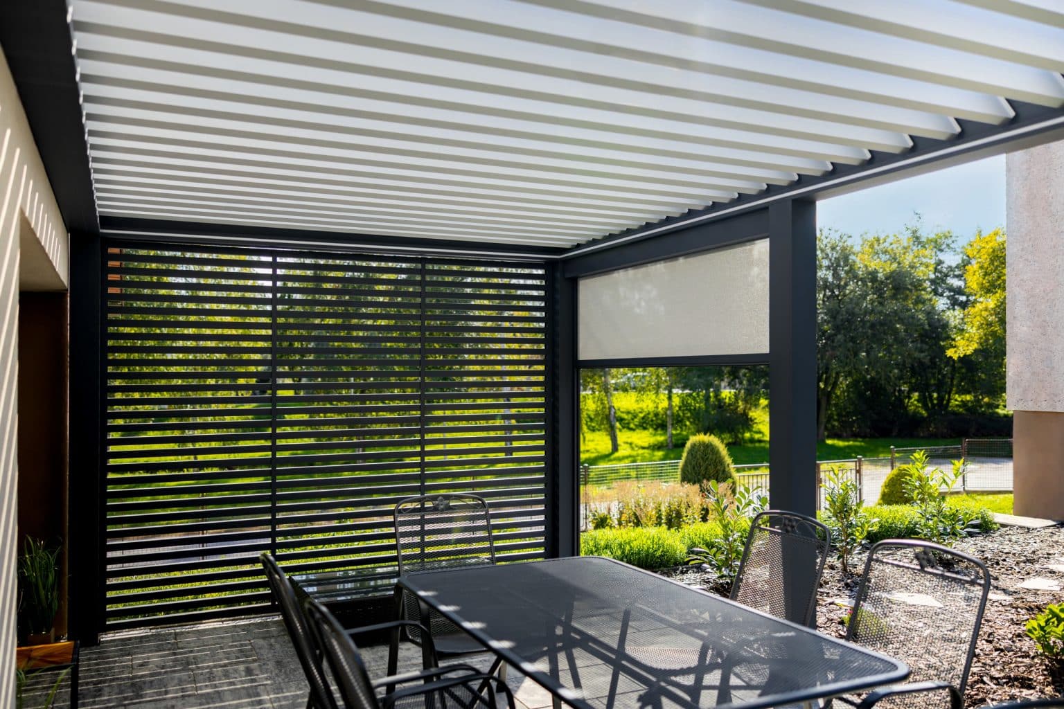 Boční stínění - pevné stínění z hliníku a screenová roleta | Bioklimatická samostatně stojící pergola LAMARK | Tisová | Šedá antracitová barva
