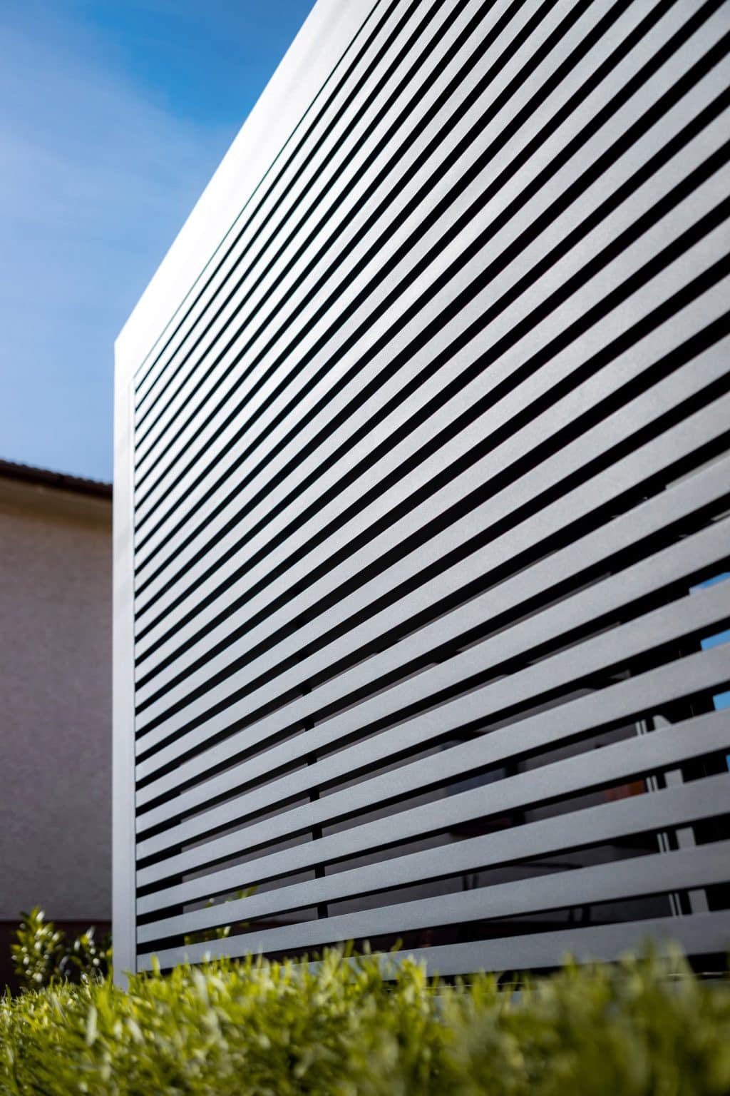 Pevné boční stínění z hliníku | Bioklimatická samostatně stojící pergola LAMARK | Tisová | Šedá antracitová barva