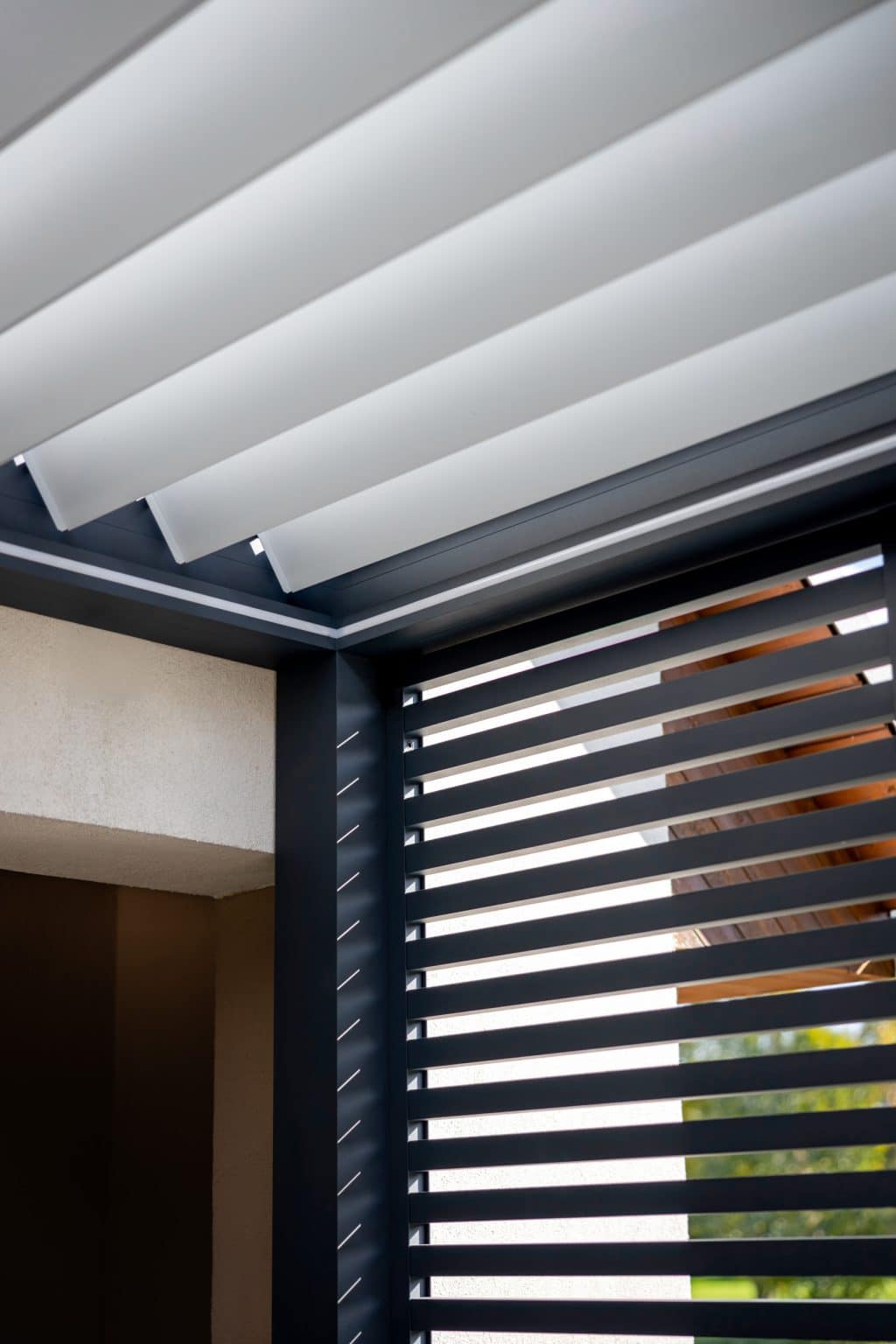 Detail bioklimatické samostatně stojící pergoly LAMARK | Tisová | Boční stínění - pevné stínění z hliníku a screenová roleta | Šedá antracitová barva