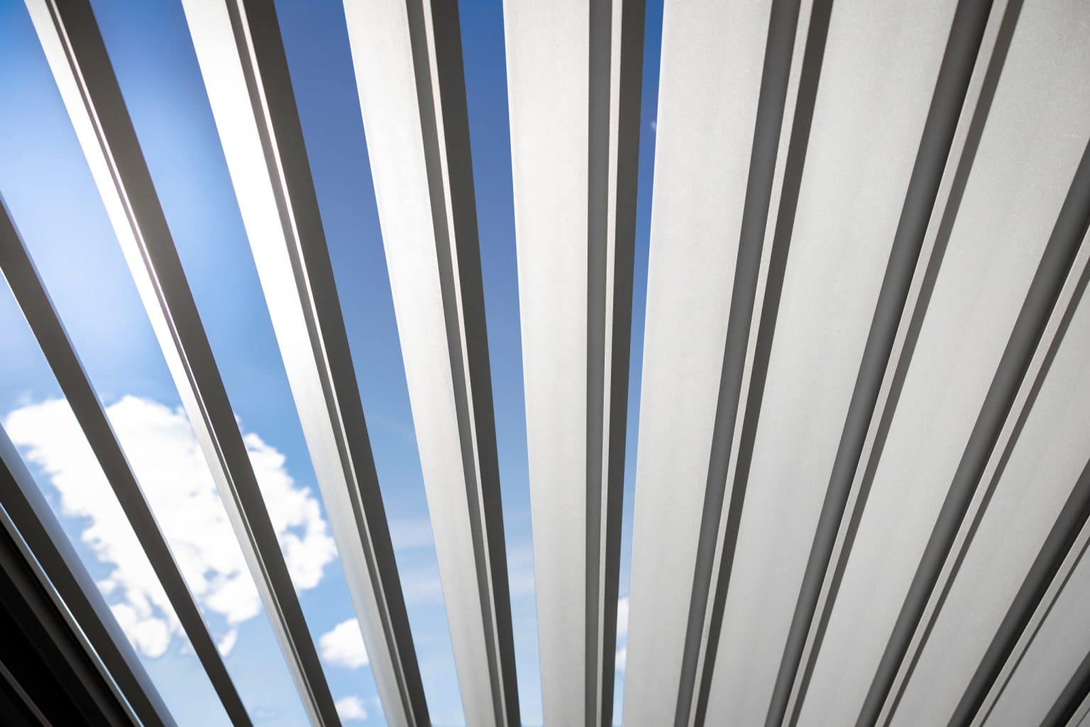 Detail lamel bioklimatické samostatně stojící pergoly LAMARK | Tisová | Šedá antracitová barva