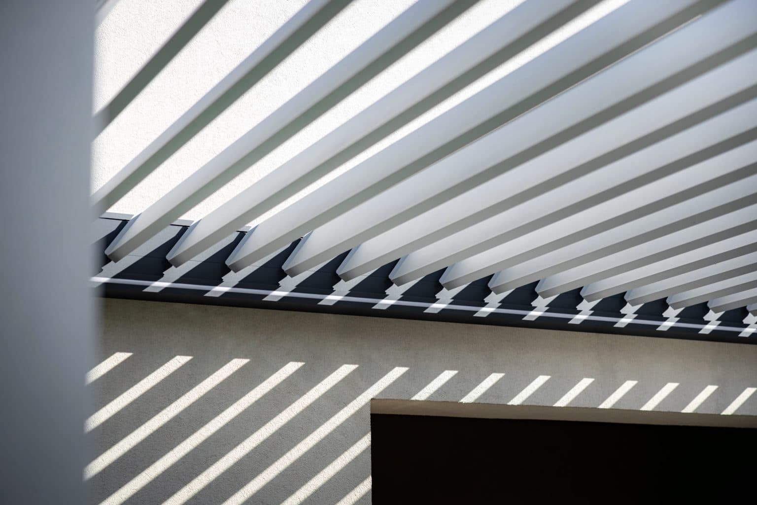 Detail lamel bioklimatické samostatně stojící pergoly LAMARK | Tisová | Šedá antracitová barva