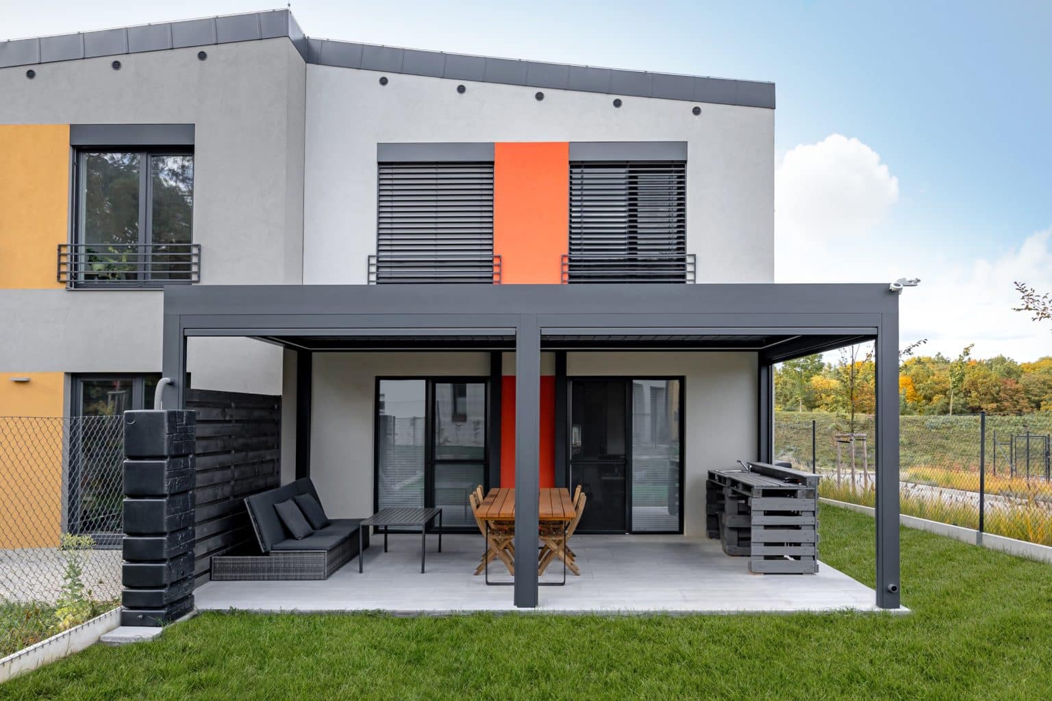 Bioklimatická samostatně stojící pergola LAMARK | Úvaly | Boční stínění - screenové rolety | Šedá antracitová barva | Dešťové čidlo | Větrné čidlo | Ovládání