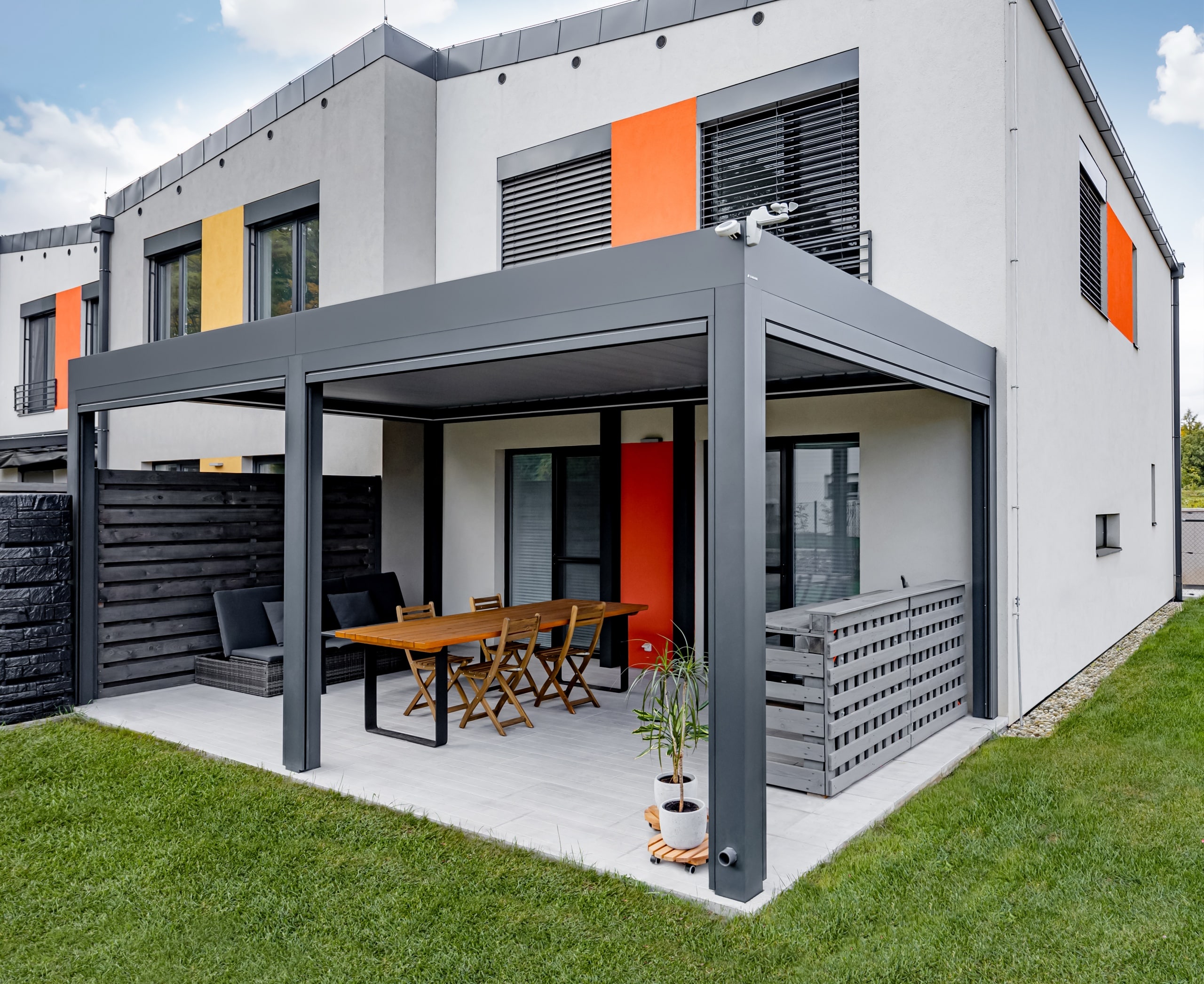 Bioklimatická samostatně stojící pergola LAMARK | Úvaly | Boční stínění - screenové rolety | Šedá antracitová barva | Dešťové čidlo | Větrné čidlo | Ovládání