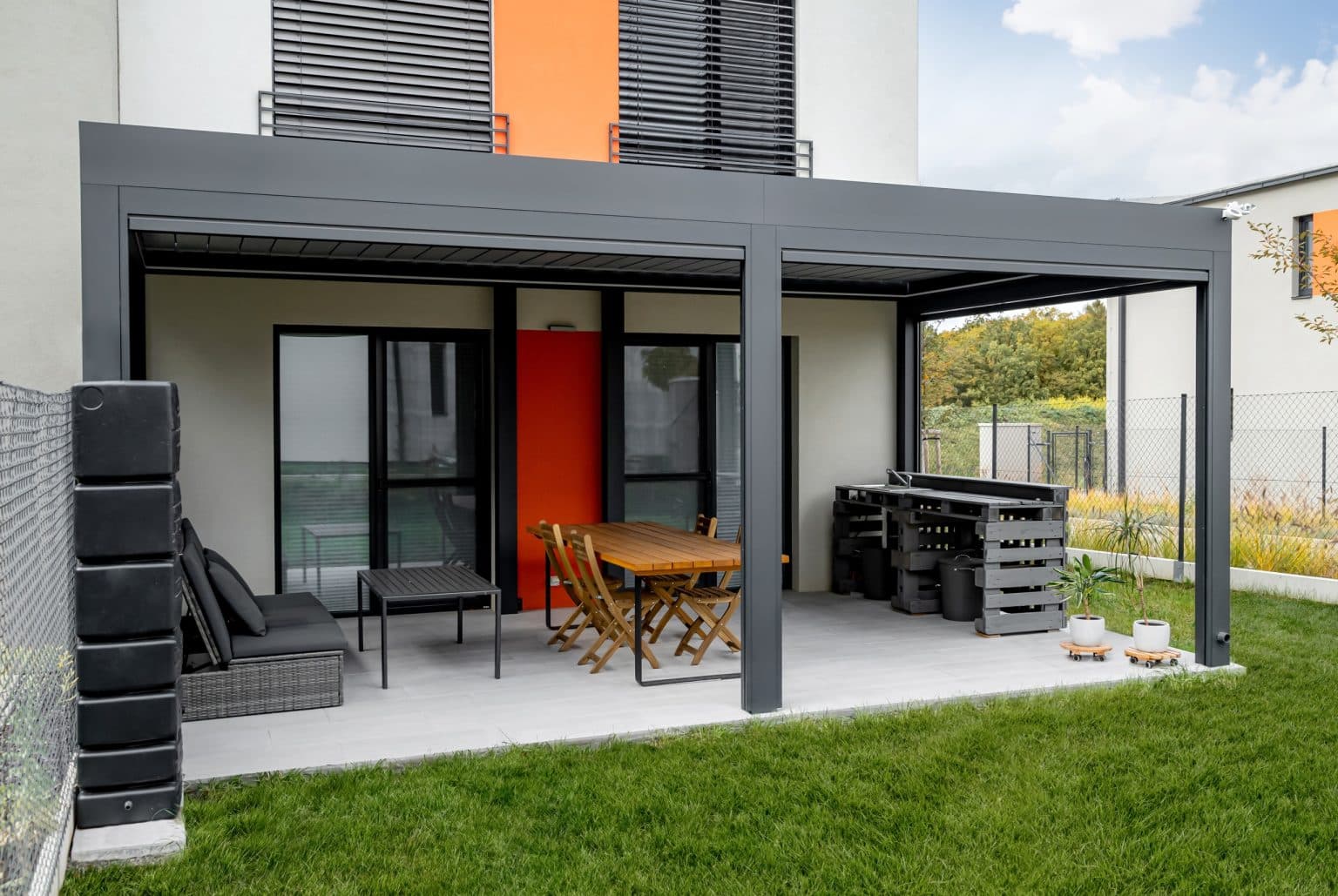 Bioklimatická samostatně stojící pergola LAMARK | Úvaly | Boční stínění - screenové rolety | Šedá antracitová barva | Dešťové čidlo | Větrné čidlo | Ovládání