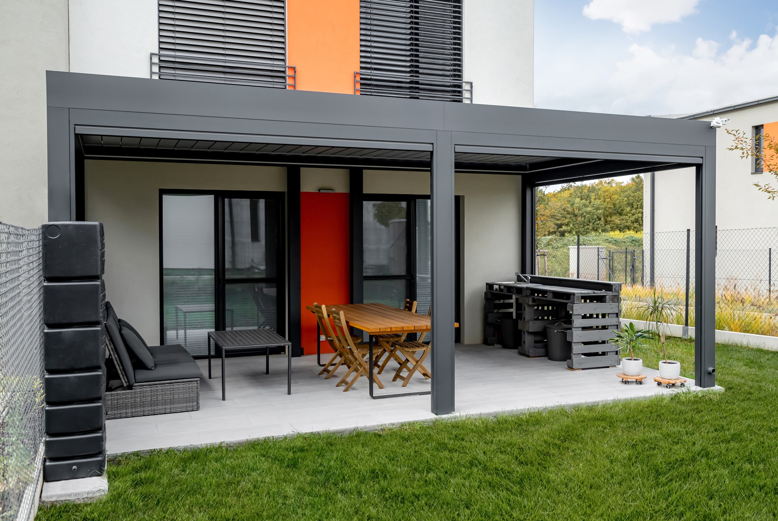 Bioklimatická samostatně stojící pergola LAMARK | Úvaly | Boční stínění - screenové rolety | Šedá antracitová barva | Dešťové čidlo | Větrné čidlo | Ovládání