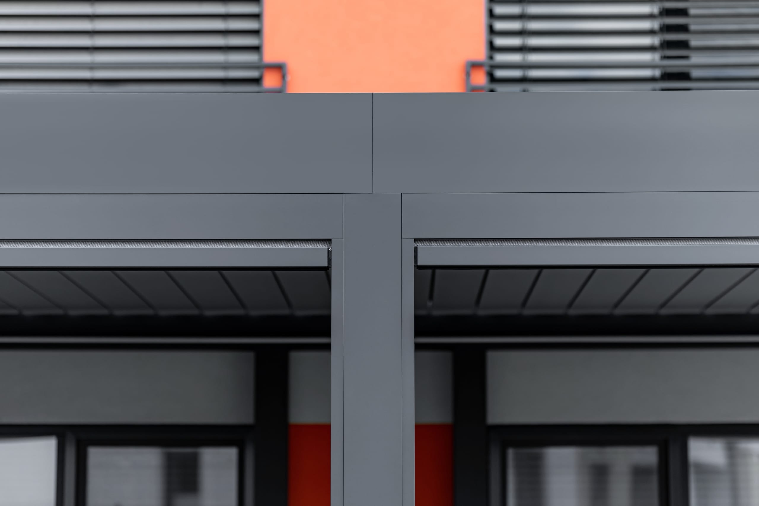 Detail screenových rolet | Bioklimatická samostatně stojící pergola LAMARK | Úvaly | Šedá antracitová barva | Dešťové čidlo | Větrné čidlo | Ovládání