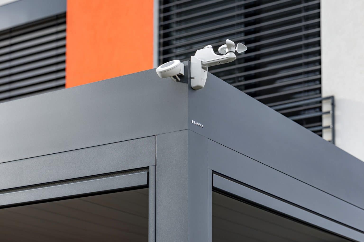 Detail dešťového a větrného čidla | Bioklimatická samostatně stojící pergola LAMARK | Úvaly | Boční stínění - screenové rolety | Šedá antracitová barva | Ovládání