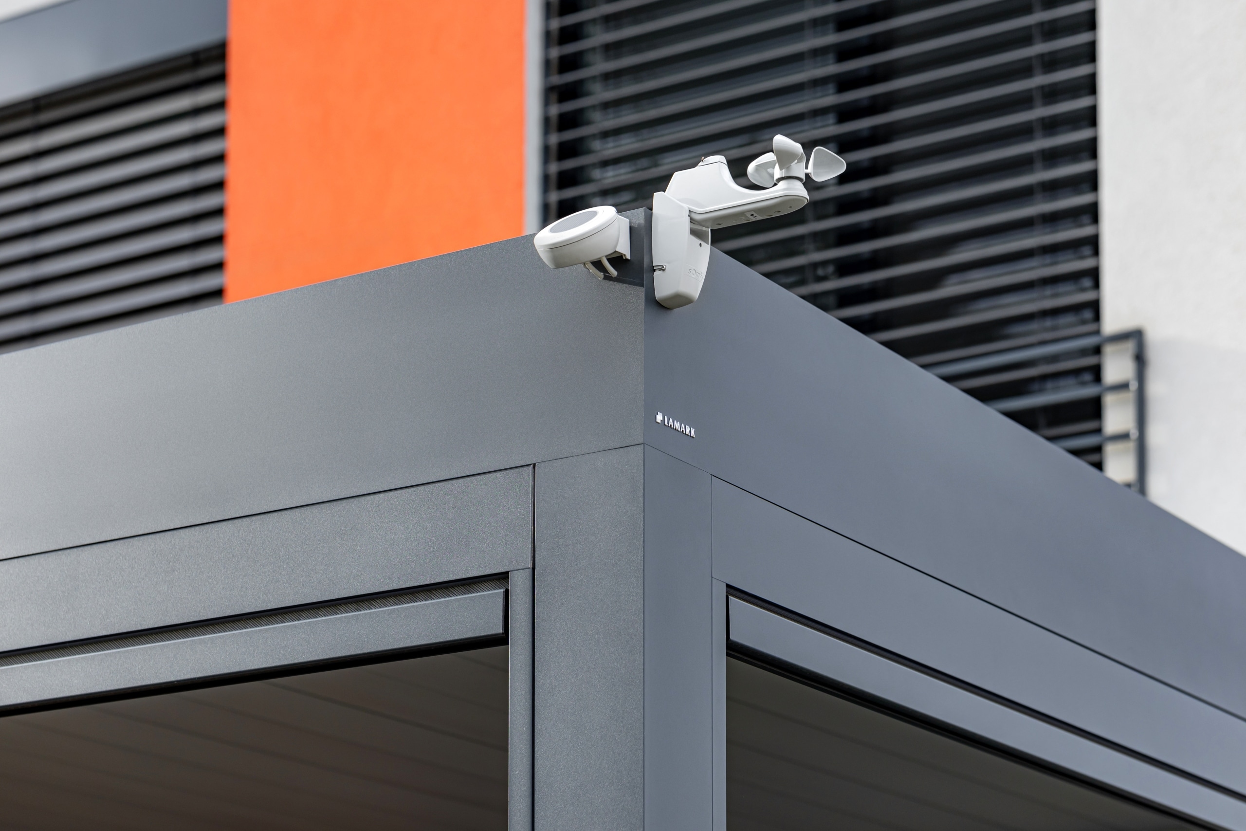 Detail dešťového a větrného čidla | Bioklimatická samostatně stojící pergola LAMARK | Úvaly | Boční stínění - screenové rolety | Šedá antracitová barva | Ovládání