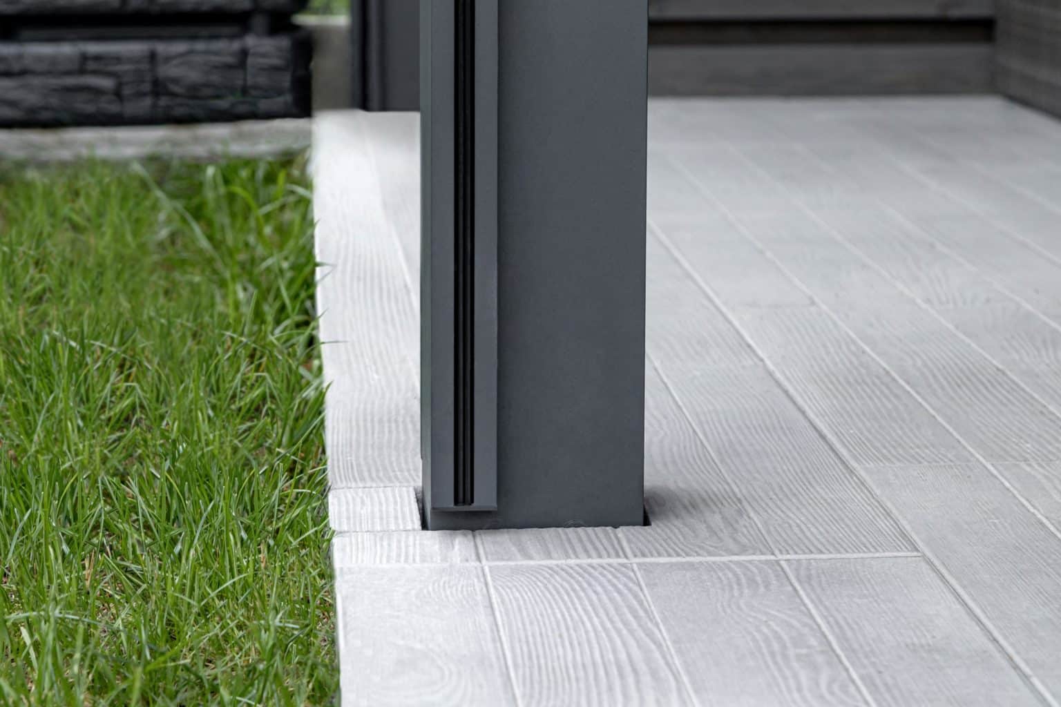 Detail uchycení screenových rolet | Bioklimatická samostatně stojící pergola LAMARK | Úvaly | Šedá antracitová barva | Dešťové čidlo | Větrné čidlo | Ovládání