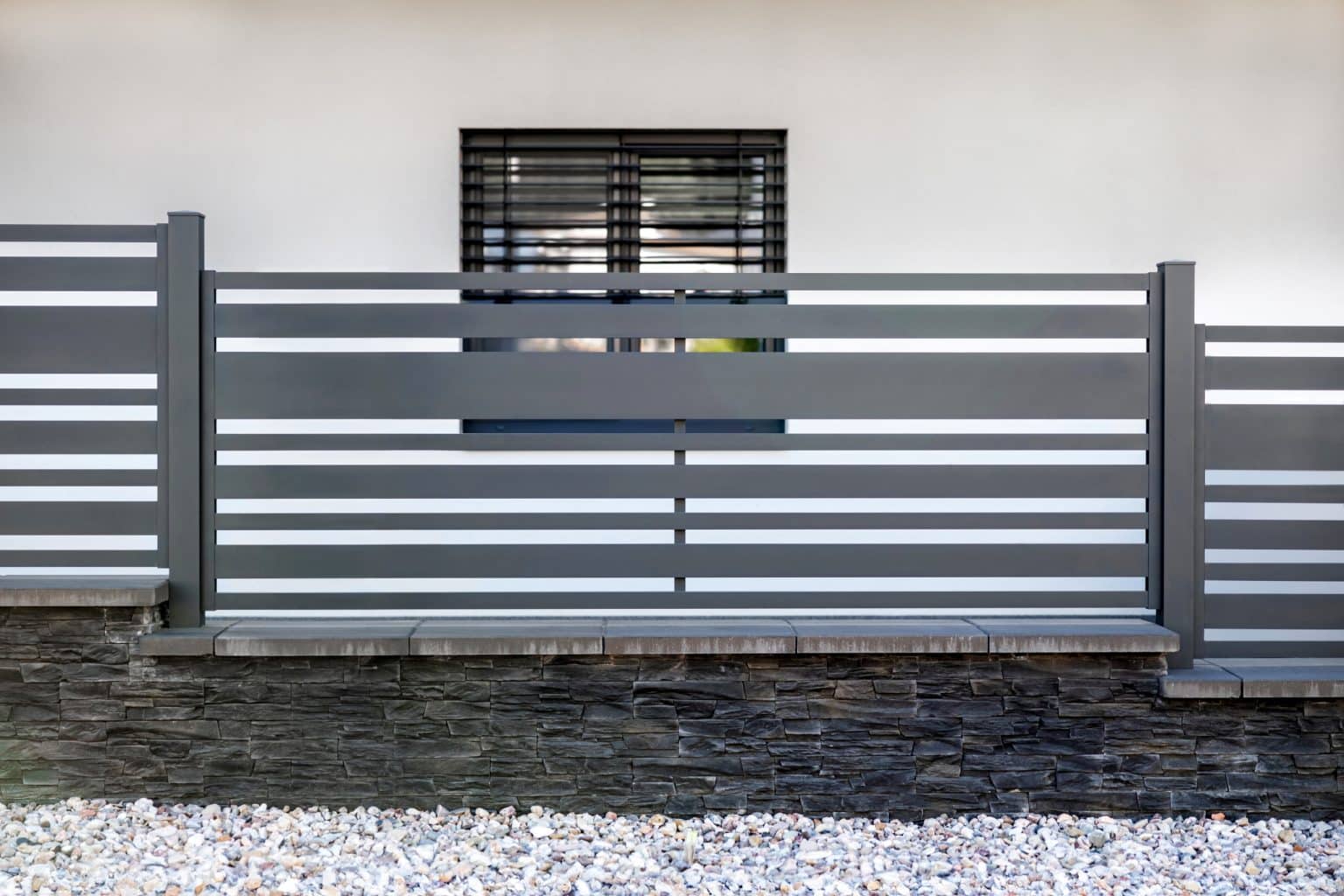 Hliníkový plot LAMARK | Motiv Lobon | Šedá antracitová barva | Hliníkové sloupky