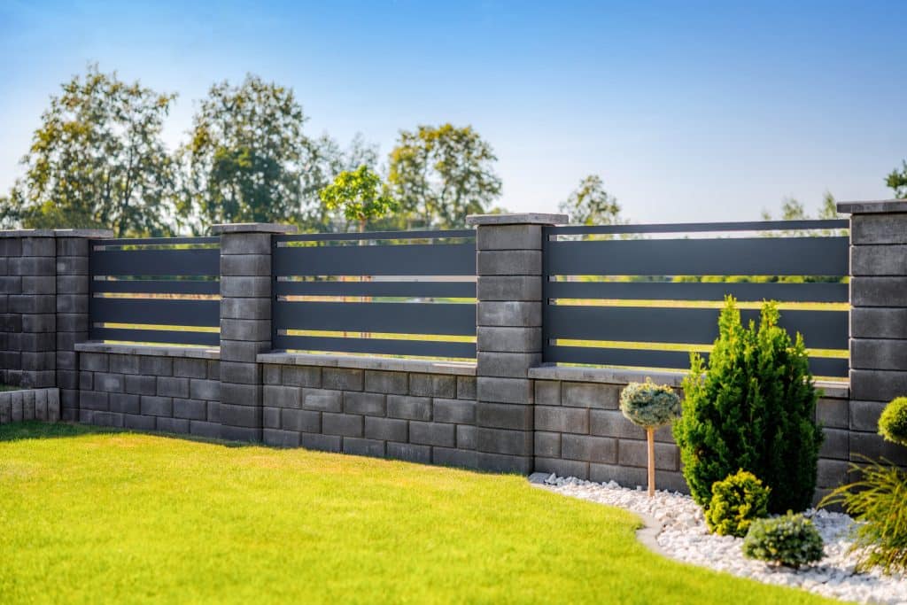 Hliníkový plot LAMARK | Motiv Lobon | Šedá antracitová barva | Betonové sloupky